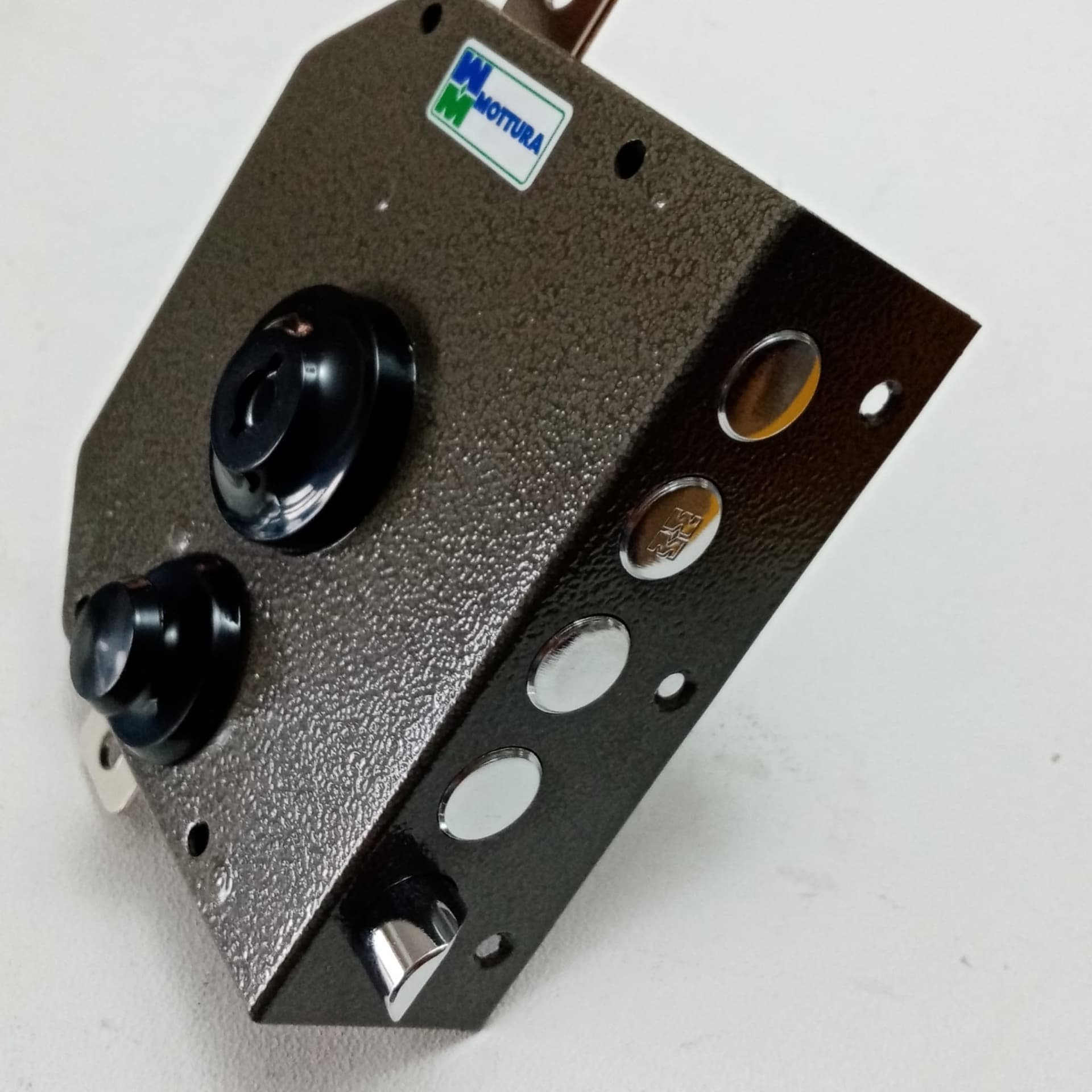 Mottura serratura ad applicare destra da 60mm con scrocco per porte legno e ferro in Serrature a incastro Aloiserw.com - Altomonte, commercioVirtuoso.it