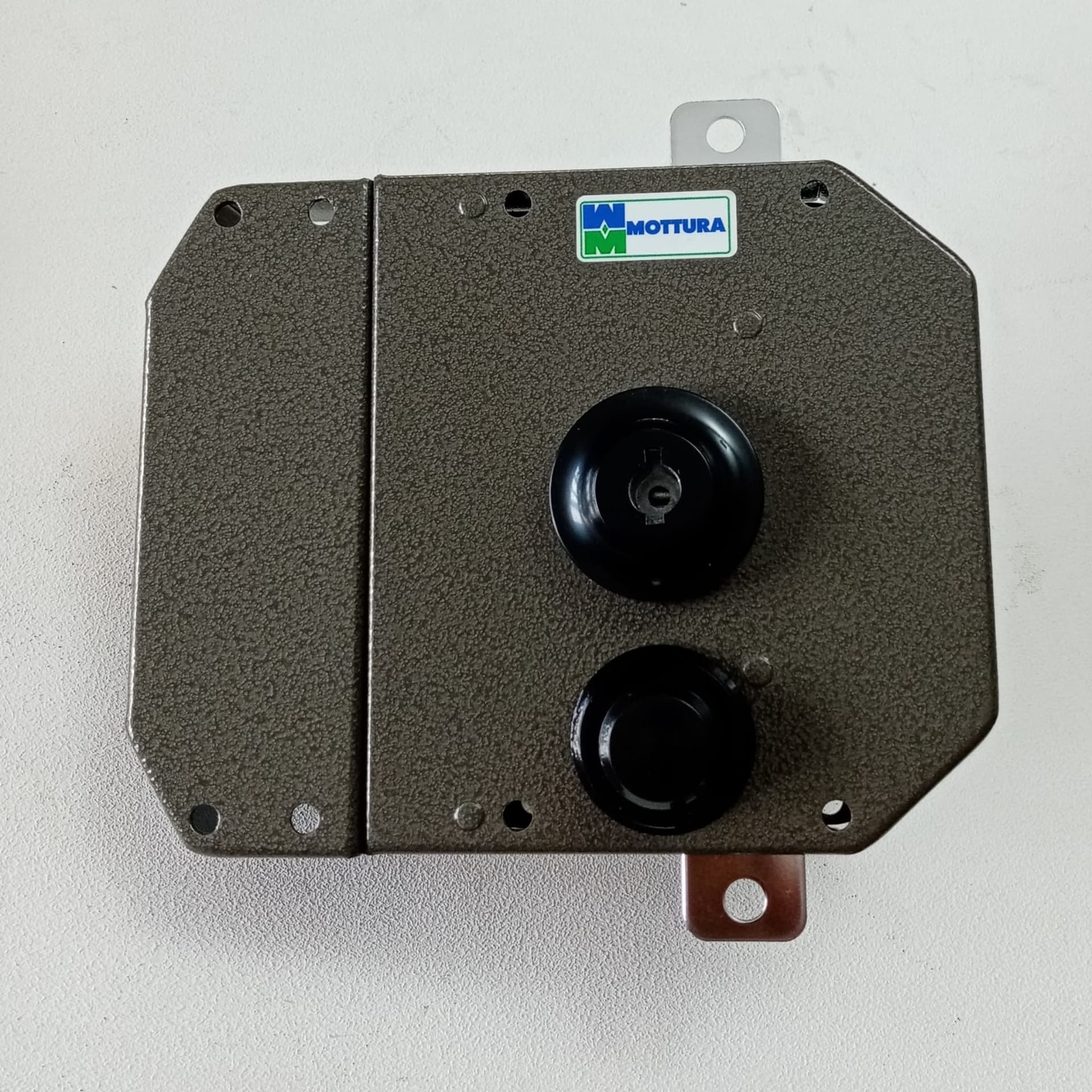 Mottura serratura ad applicare sinistra da 60mm con scrocco per porte legno e ferro in Serrature a incastro Aloiserw.com - Altomonte, commercioVirtuoso.it