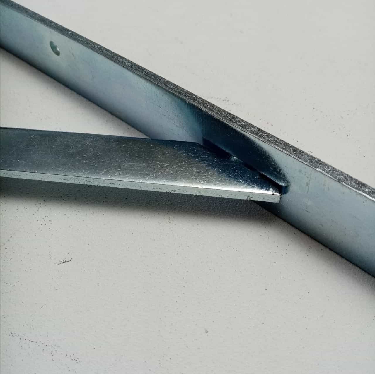 Reggimensola staffa zincata pesante tipo cantina da 40cm con saetta di rinforzo + fissaggi in Staffe e supporti per mensole Aloiserw.com - Altomonte, commercioVirtuoso.it