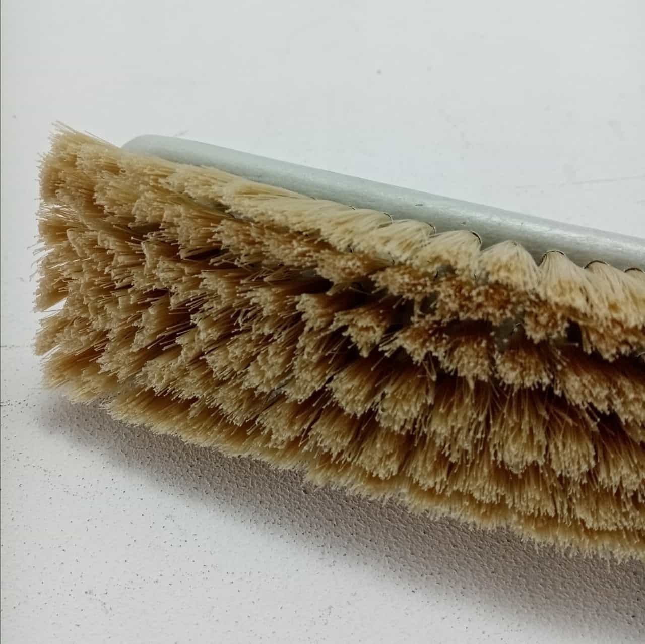 Spazzola per scarpe setola bianca universale con impugnatura in pvc in Spazzole per scarpe Aloiserw.com - Altomonte, commercioVirtuoso.it
