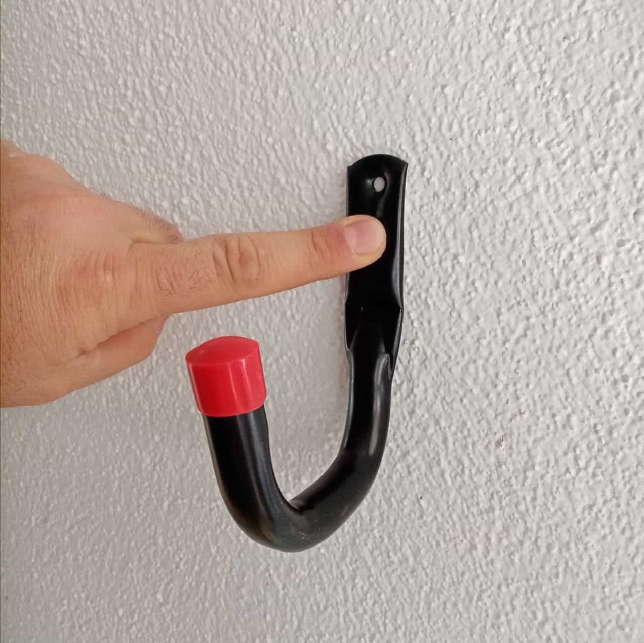 Gancio in acciaio verniciato nero con fori per fissaggio a parete + 2 fissaggi in Golfari Aloiserw.com - Altomonte, commercioVirtuoso.it