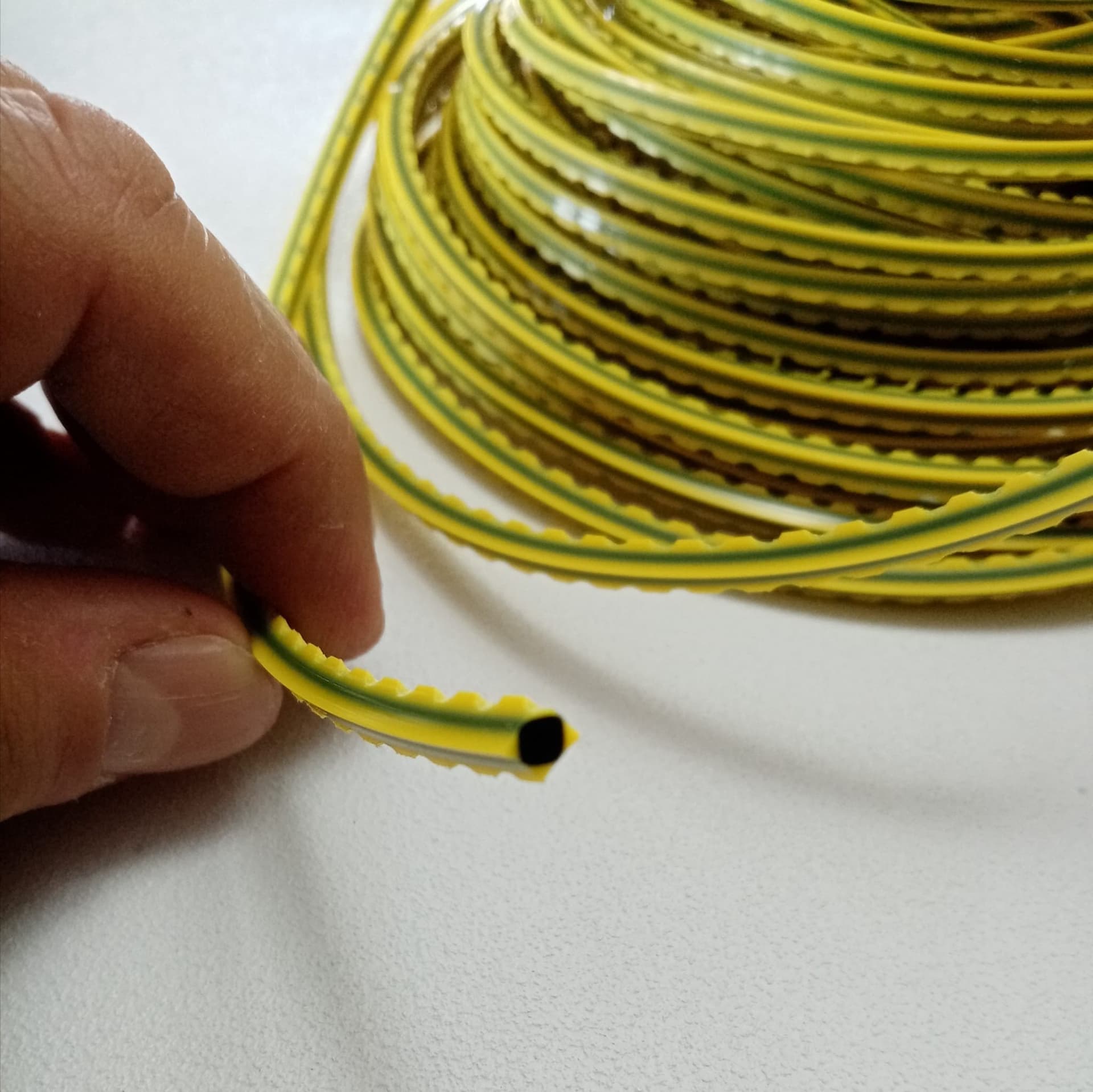 Saw Cut filo decespugliatore quadro seghettato in nylon da 3,0mm rotolo da 15mt in Fili Aloiserw.com - Altomonte, commercioVirtuoso.it
