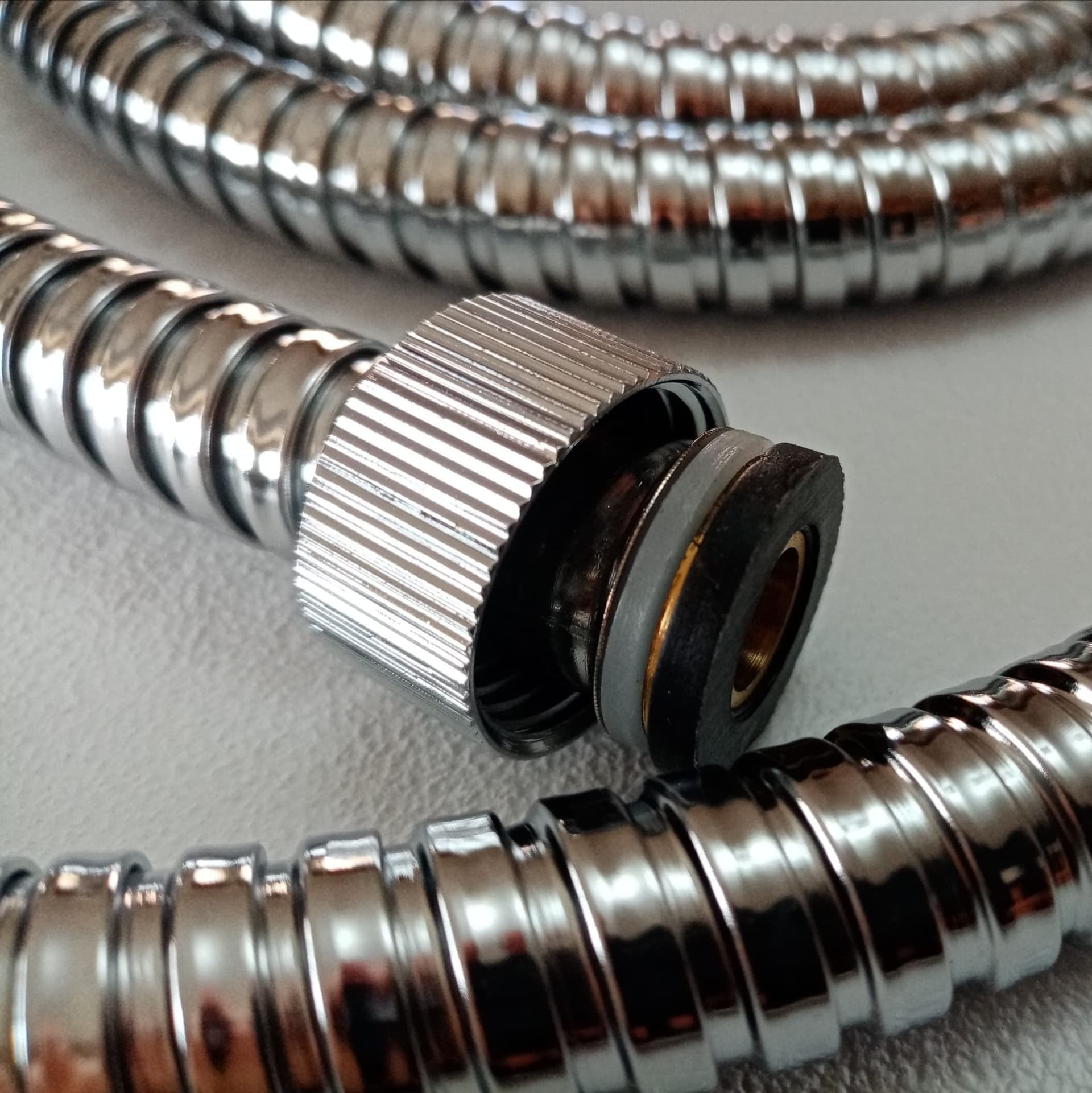 Tubo flessibile cromato da 1/2" da 200cm per soffione doccia e vasca in Flessibili doccia Aloiserw.com - Altomonte, commercioVirtuoso.it