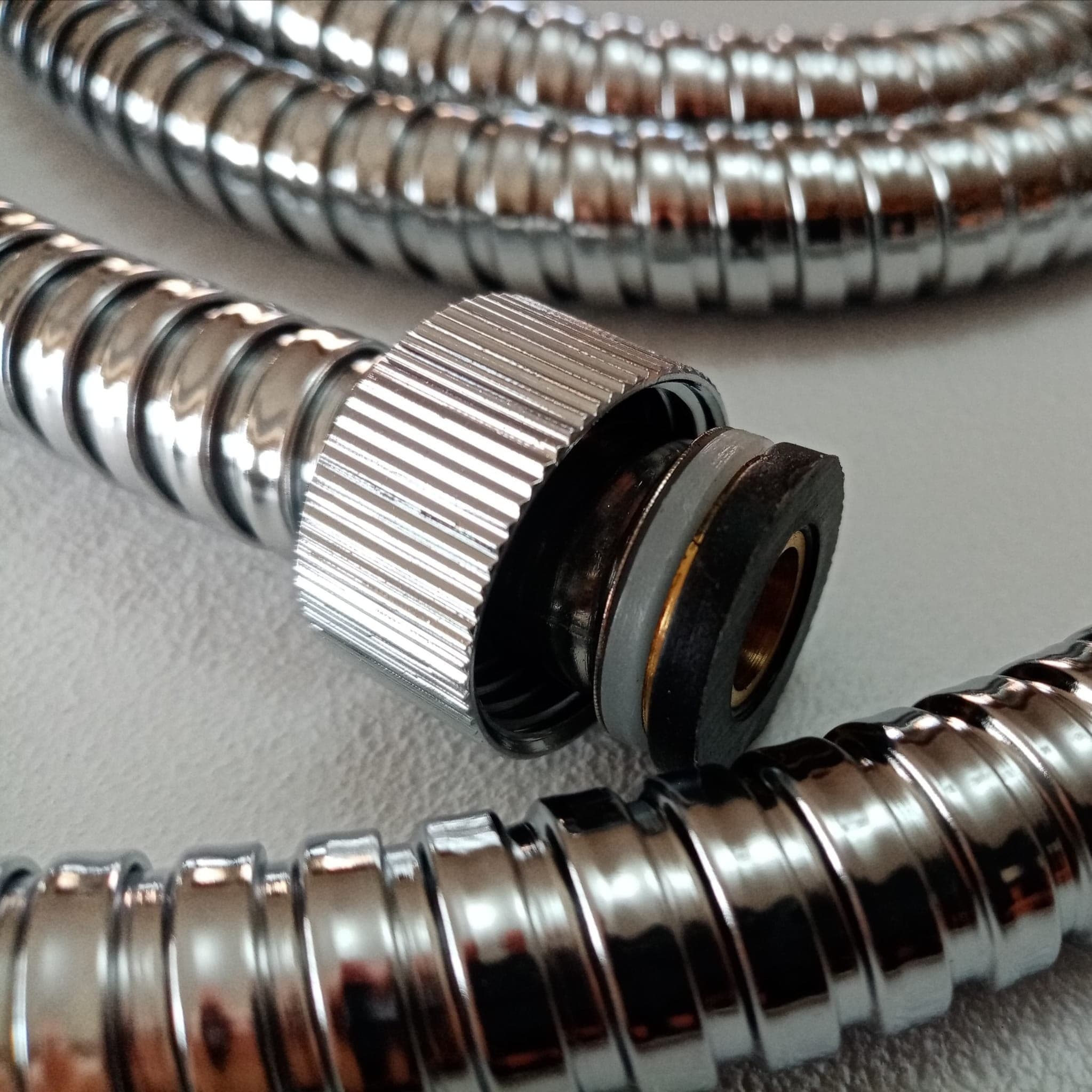 Tubo flessibile cromato da 1/2" da 200cm per soffione doccia e vasca in Flessibili doccia Aloiserw.com - Altomonte, commercioVirtuoso.it
