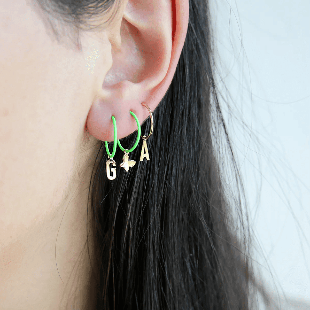 Rue des Mille - MONO ORECCHINO LETTERA HOOP VERDE FLUO ORO18KT in Orecchini Alba Gioielli - Casoria, commercioVirtuoso.it