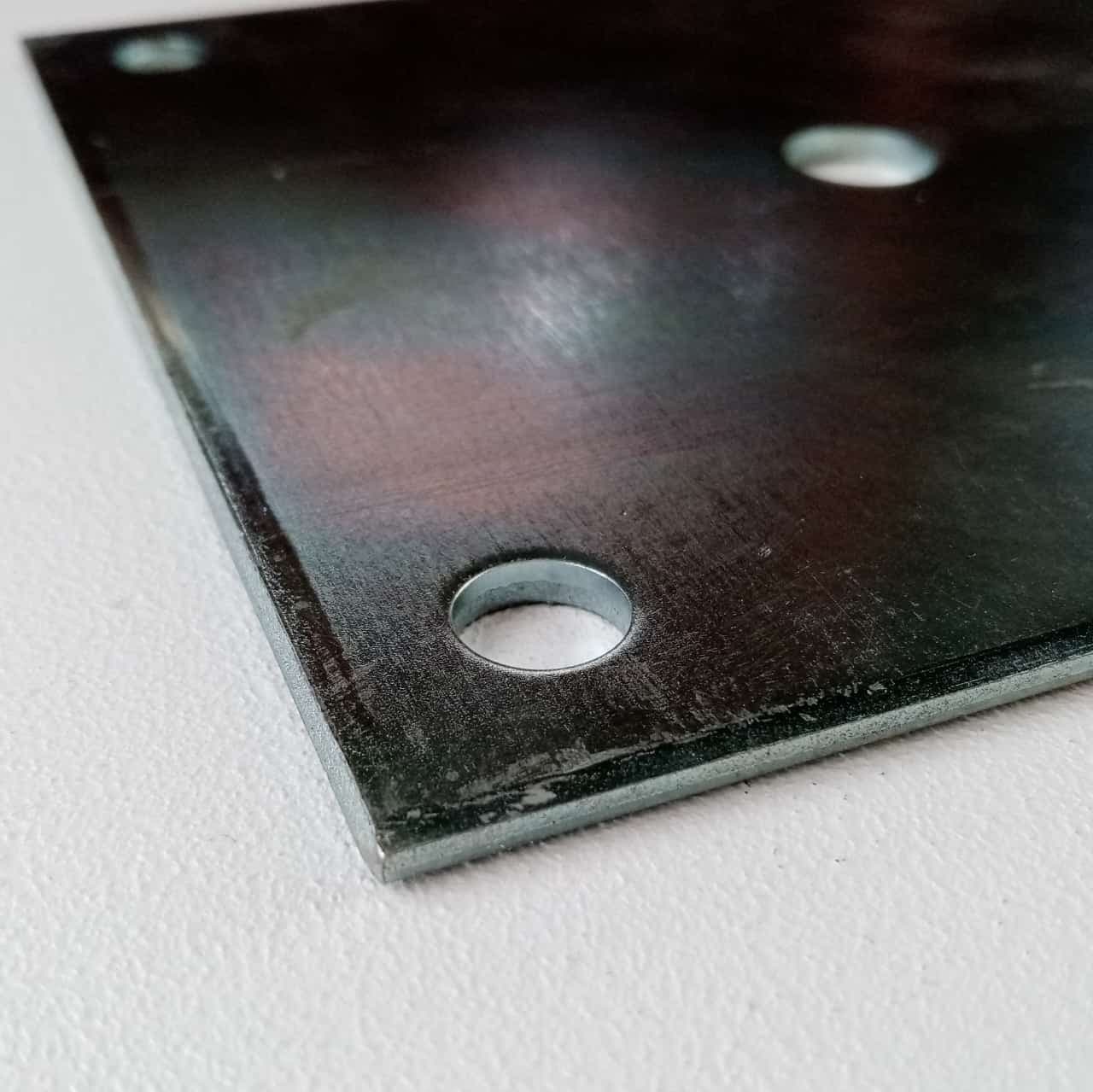 Piastra zincata 150x150mm per fissaggi a pavimento e muro in Piastre posteriori Aloiserw.com - Altomonte, commercioVirtuoso.it