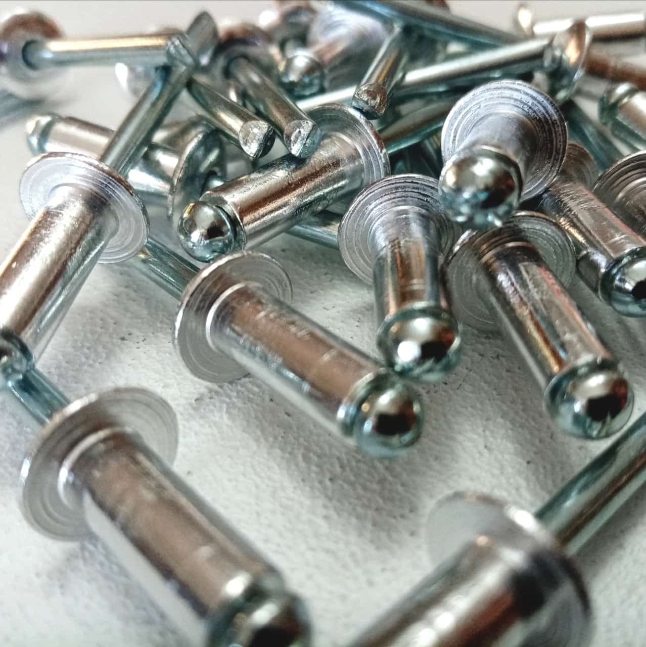 Rivetti alluminio 4,0x8mm - 100pz modello a strappo in  Aloiserw.com - Altomonte, commercioVirtuoso.it
