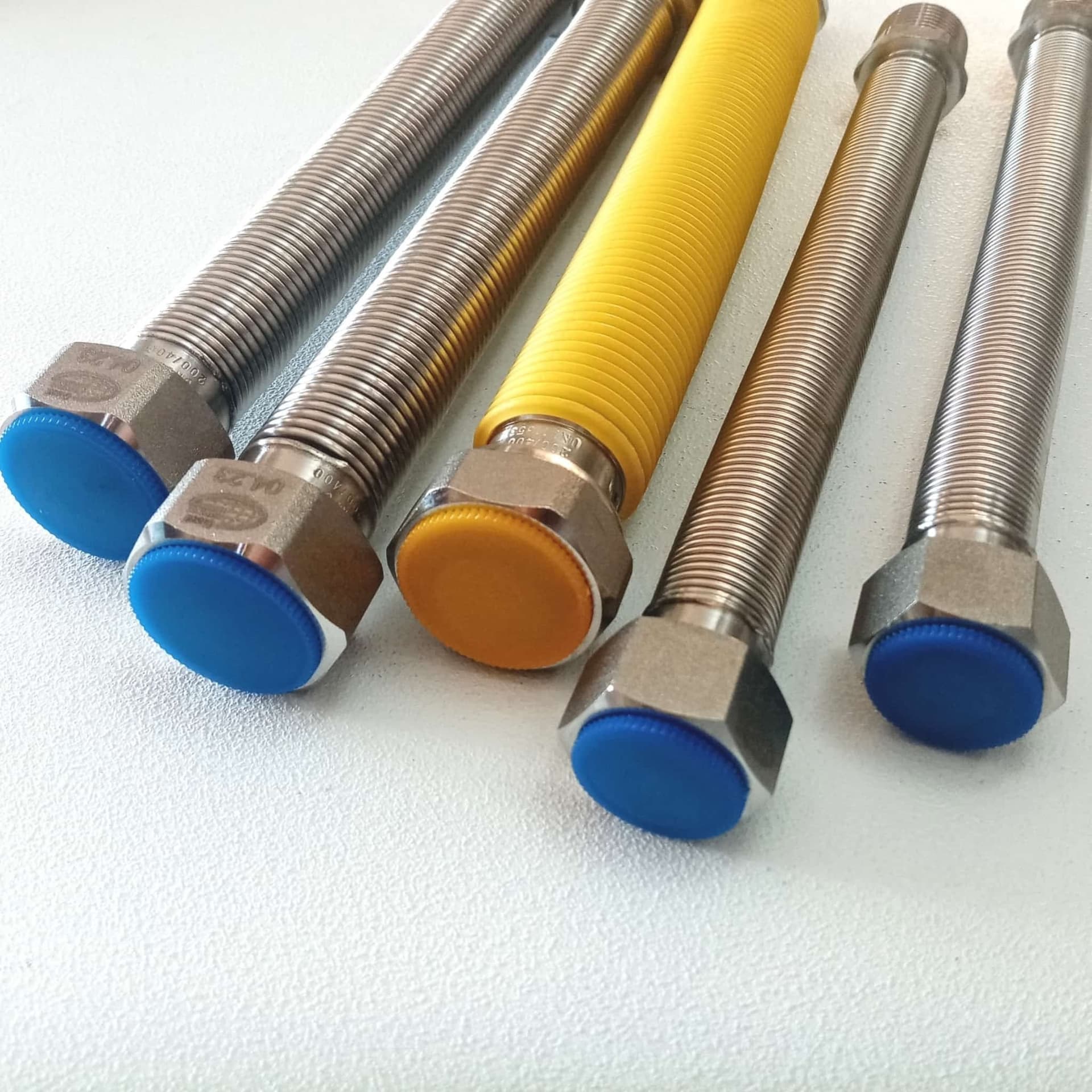 Kit di 4 flessibili per acqua e 1 per gas - per installazione caldaia in Caraffe Filtranti Aloiserw.com - Altomonte, commercioVirtuoso.it