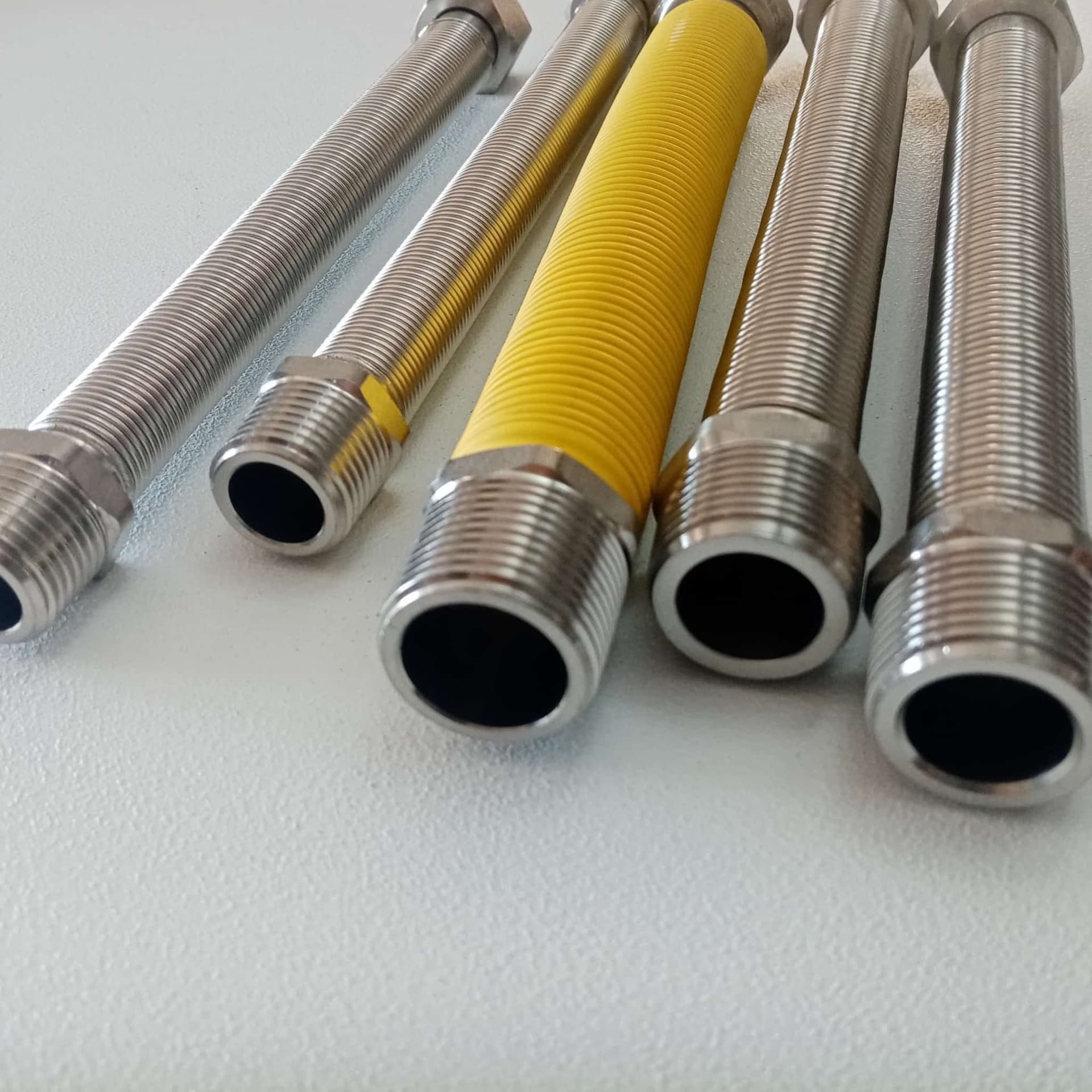 Kit di 4 flessibili per acqua e 1 per gas - per installazione caldaia in Caraffe Filtranti Aloiserw.com - Altomonte, commercioVirtuoso.it