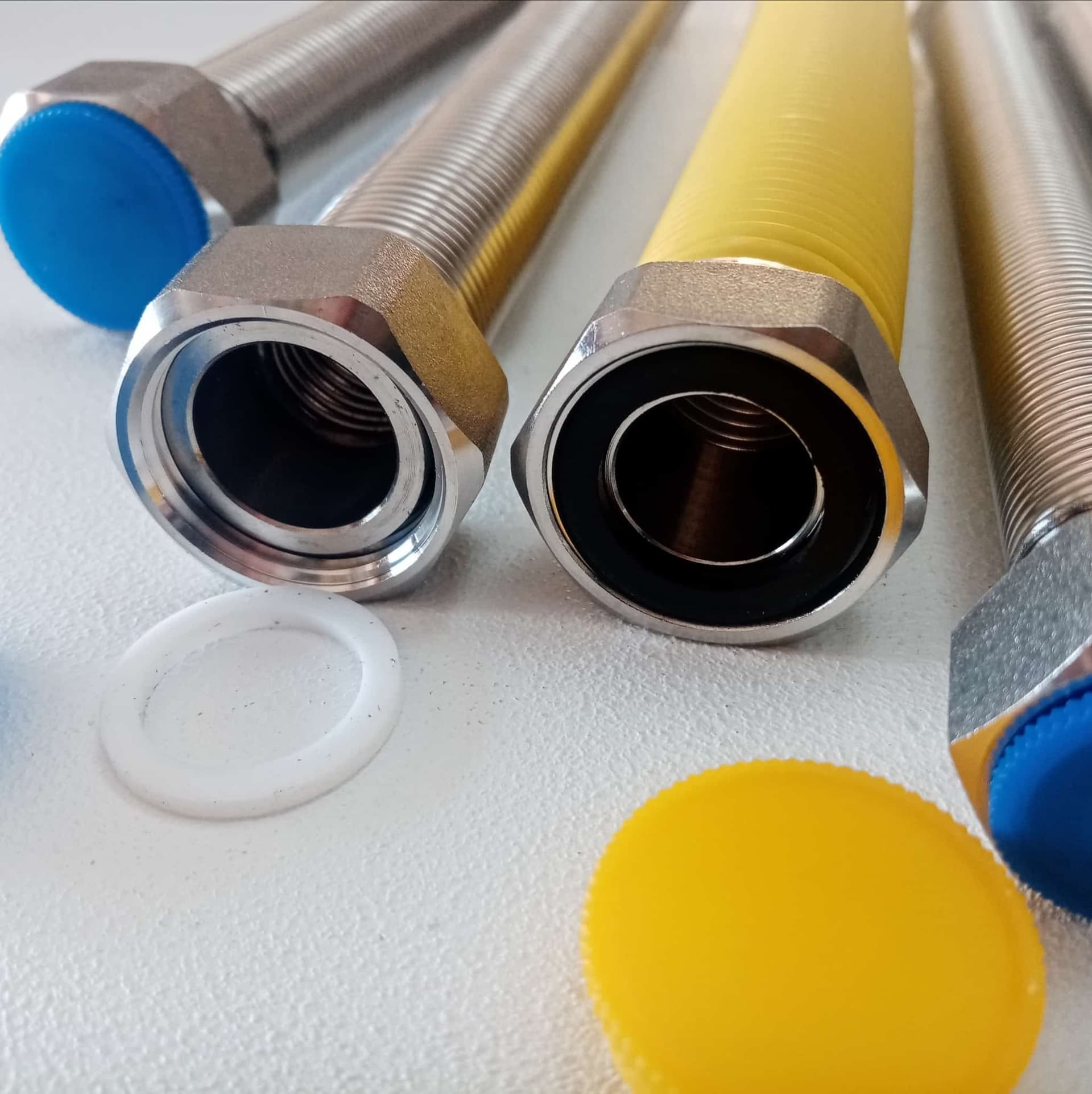 Kit di 4 flessibili per acqua e 1 per gas - per installazione caldaia in Caraffe Filtranti Aloiserw.com - Altomonte, commercioVirtuoso.it