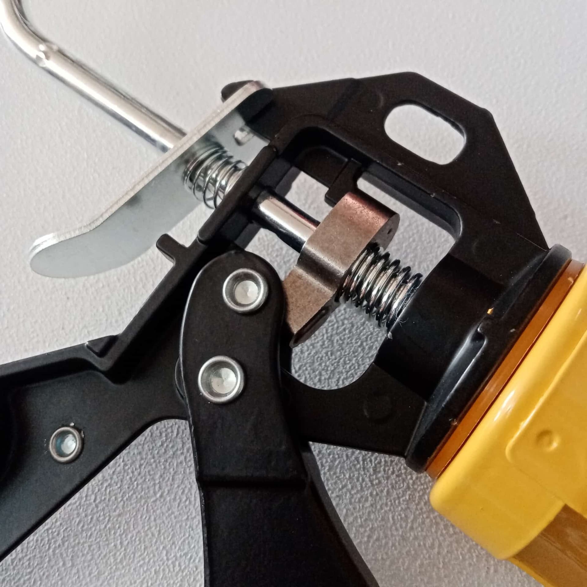 Pistola semi professionale da 540gr per estrusione silicone e ancorante chimico in Pistole per silicone Aloiserw.com - Altomonte, commercioVirtuoso.it