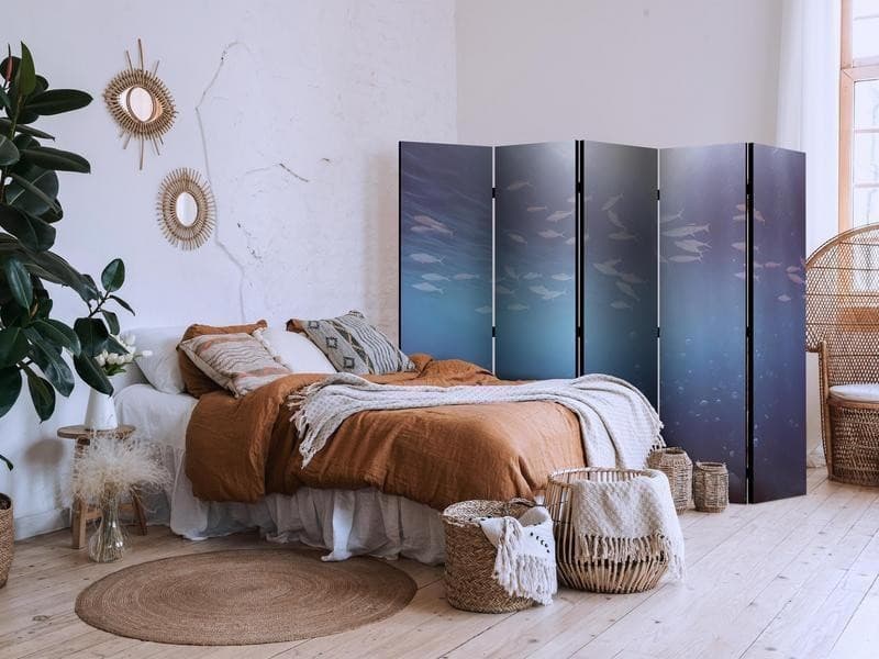 Paravento - School of Small Fish - Illuminated Oceanic Depth in Shades of Navy Purple and Gray with a Shoal of Tiny Fish in Schermi divisori e protettivi per giardino Collezione Casa - Trebisacce, commercioVirtuoso.it