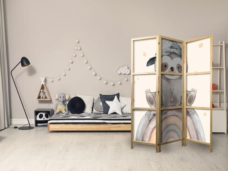 Paravento giapponese - Happy Sloth - Sloth in muted colors - wearing a cap - sitting on a rainbow among the stars in Paraventi Collezione Casa - Trebisacce, commercioVirtuoso.it