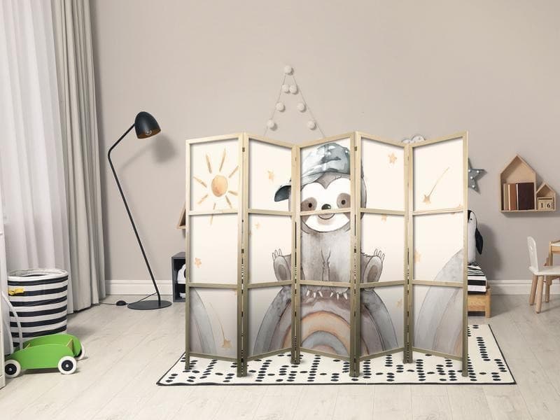 Paravento giapponese - Happy Sloth - Sloth in muted colors - wearing a cap - sitting on a rainbow among the stars in Paraventi Collezione Casa - Trebisacce, commercioVirtuoso.it