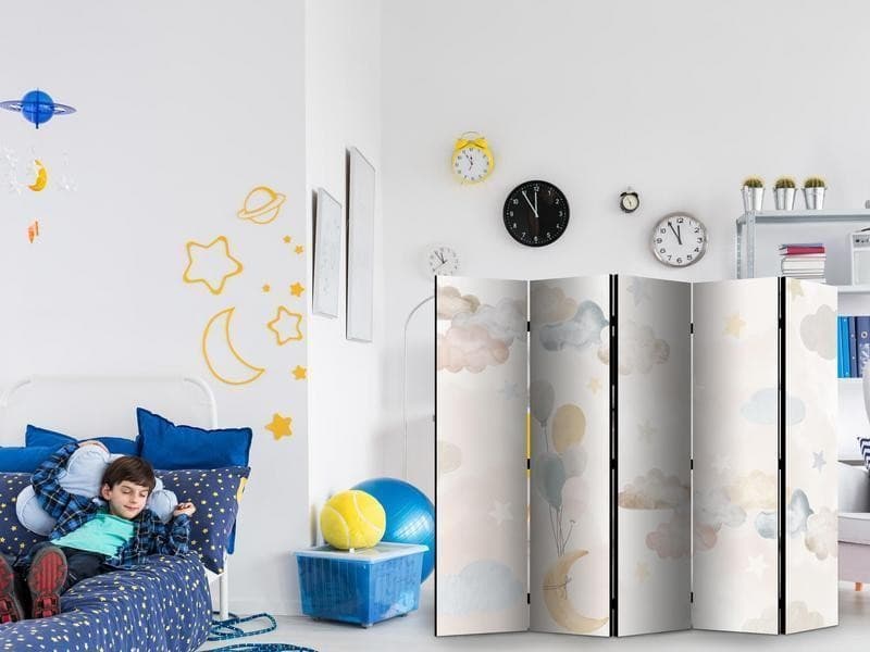 Paravento - Fairy-Tale Moon - Moon with Balloons Among Clouds and Stars in Subdued Colors on a Light Beige Background in Paraventi Collezione Casa - Trebisacce, commercioVirtuoso.it