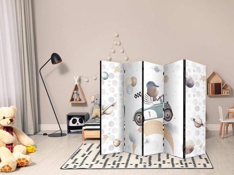 Paravento - Galactic Races - Bear Participating in Car Races Among Planets - Clouds - and Stars in Pastel Hues in Paraventi Collezione Casa - Trebisacce, commercioVirtuoso.it