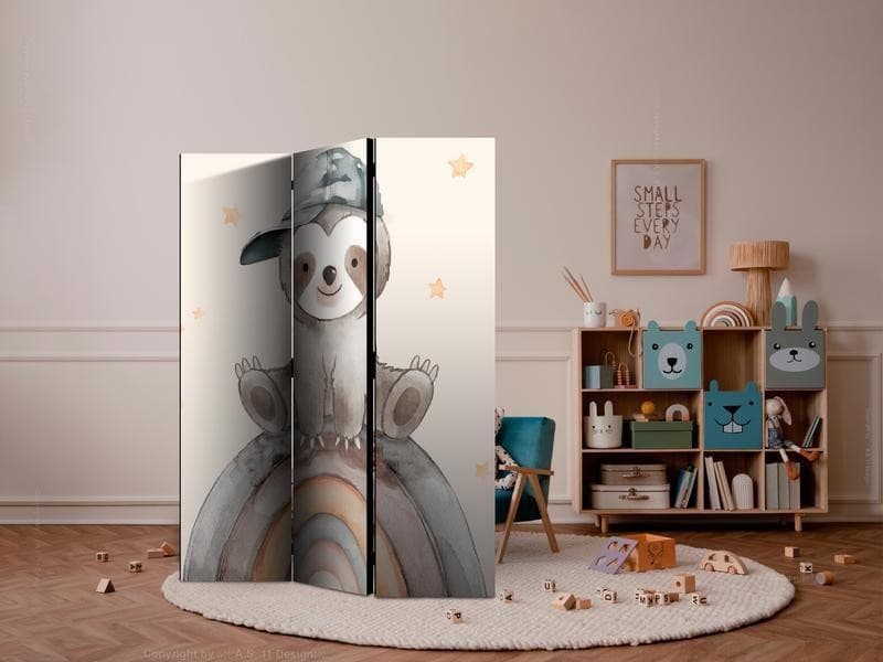 Paravento - Happy Sloth - Sloth in Muted Colors - Wearing a Cap - Sitting on a Rainbow Among the Stars in Set di bambole e accessori Collezione Casa - Trebisacce, commercioVirtuoso.it