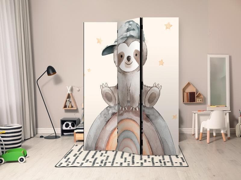Paravento - Happy Sloth - Sloth in Muted Colors - Wearing a Cap - Sitting on a Rainbow Among the Stars in Set di bambole e accessori Collezione Casa - Trebisacce, commercioVirtuoso.it