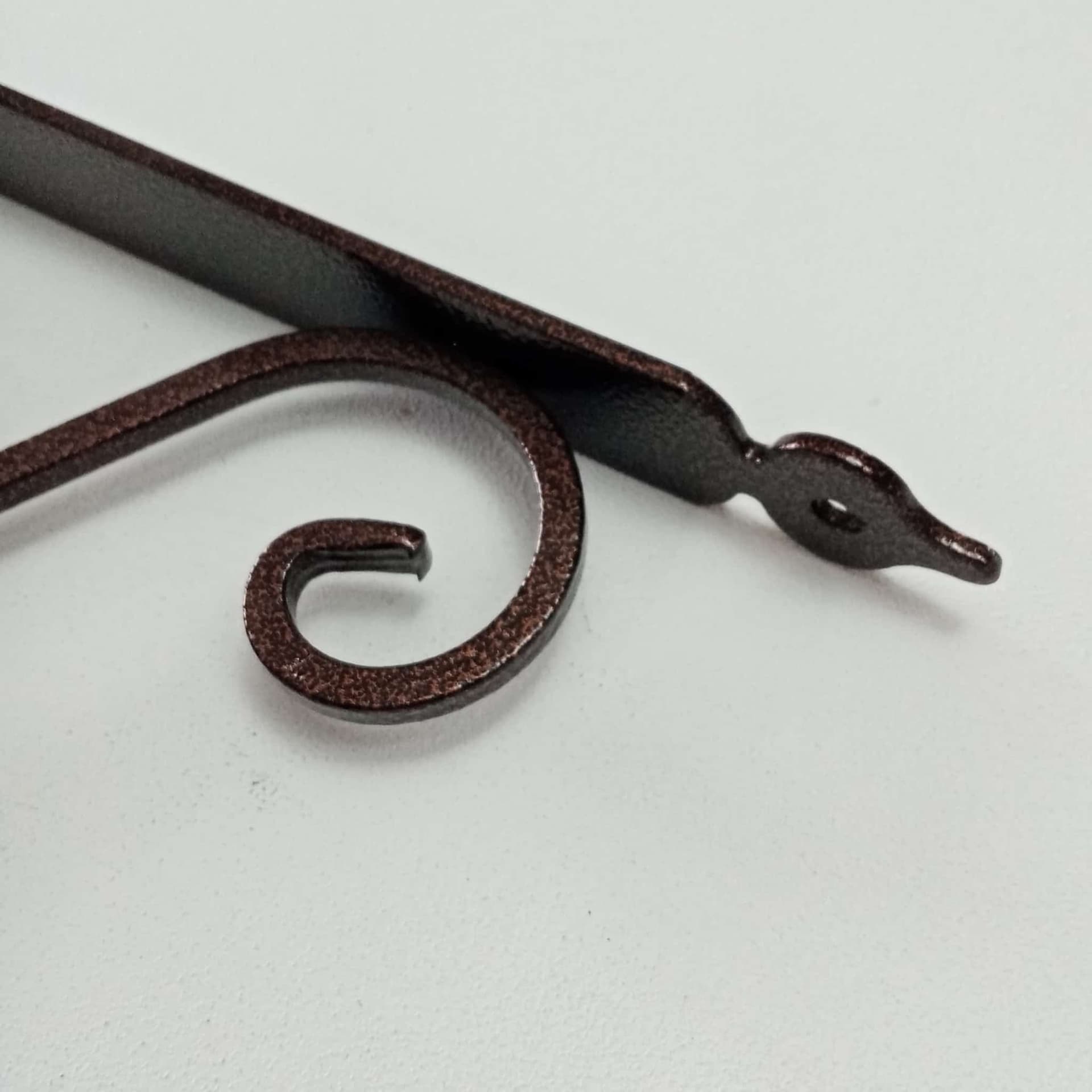 Reggimensola ramata da 175x230mm staffa rustica anticata con saetta di rinforzo in Staffe e supporti per mensole Aloiserw.com - Altomonte, commercioVirtuoso.it