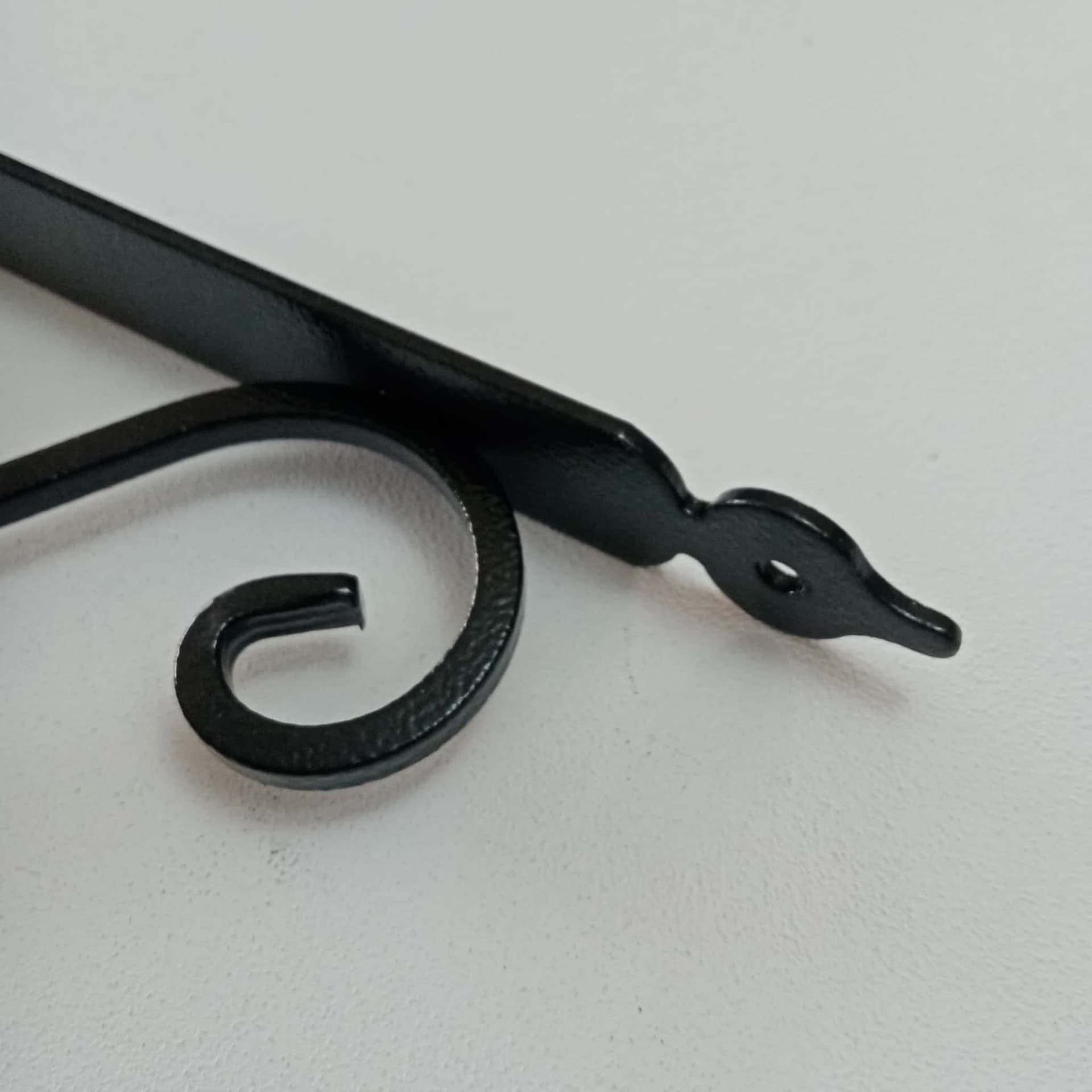 Reggimensola nera da 175x230mm staffa rustica anticata con saetta di rinforzo in Staffe e supporti per mensole Aloiserw.com - Altomonte, commercioVirtuoso.it