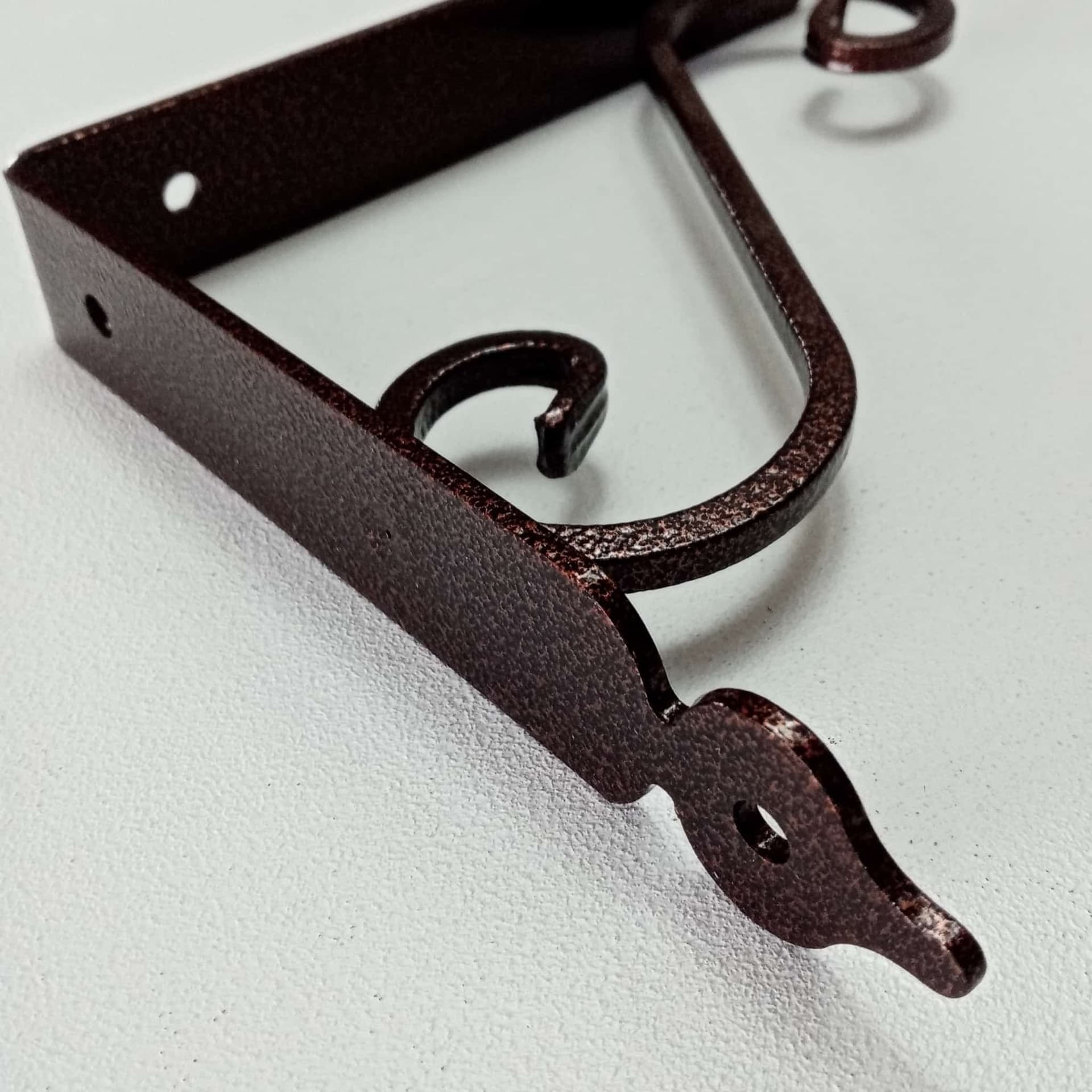 Reggimensola ramata da 280x330mm staffa rustica anticata con saetta di rinforzo in Staffe e supporti per mensole Aloiserw.com - Altomonte, commercioVirtuoso.it