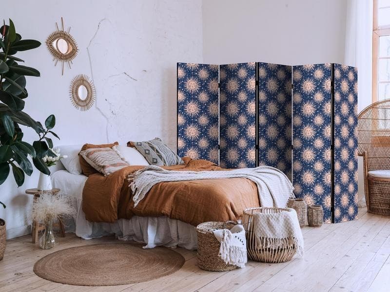 Paravento - Sunny Patterns - Repeating Sun Motif on a Navy Background in Paraventi Collezione Casa - Trebisacce, commercioVirtuoso.it