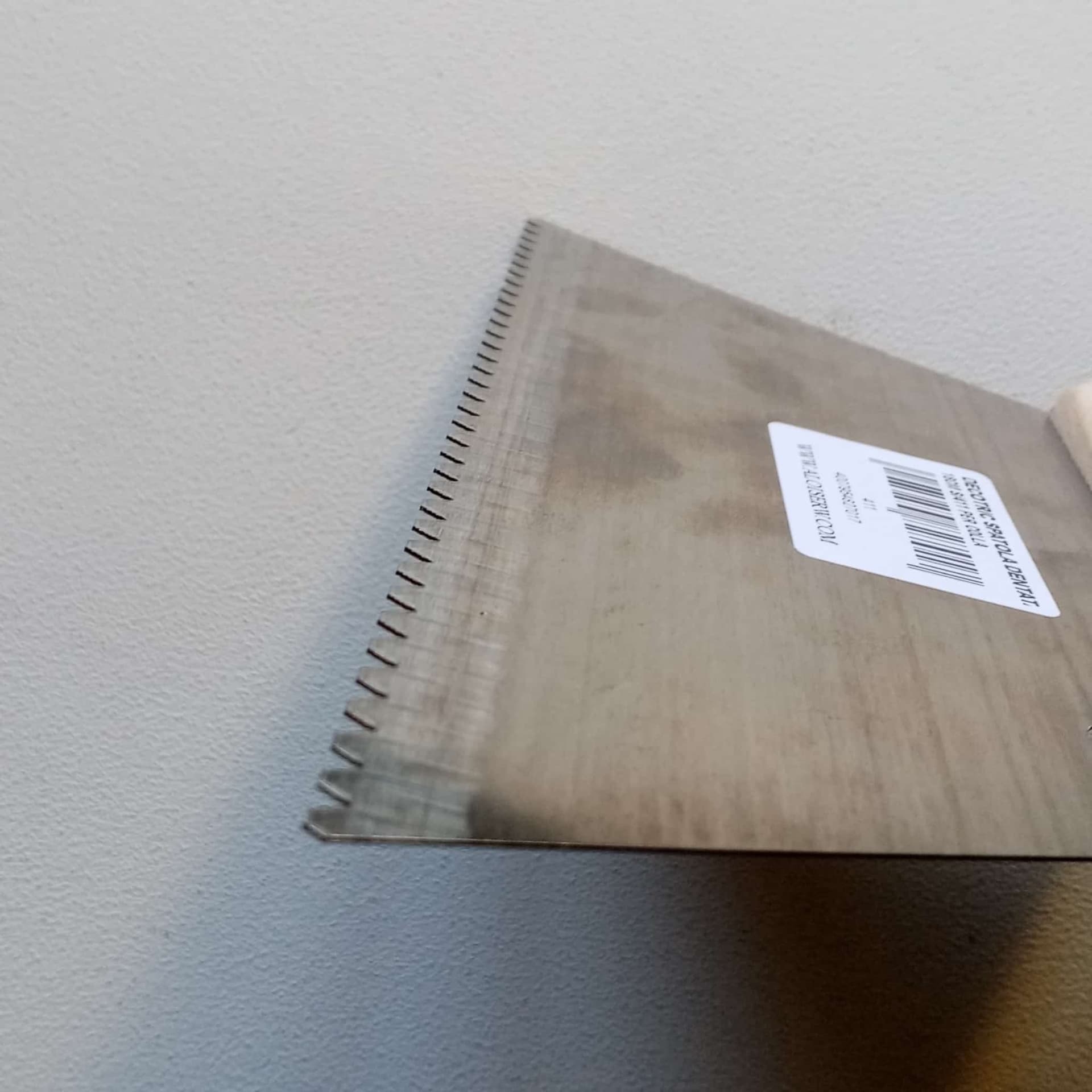 Spatola dentata art. S/411 da 18cm per colla impugnatura di legno in Spatole Aloiserw.com - Altomonte, commercioVirtuoso.it