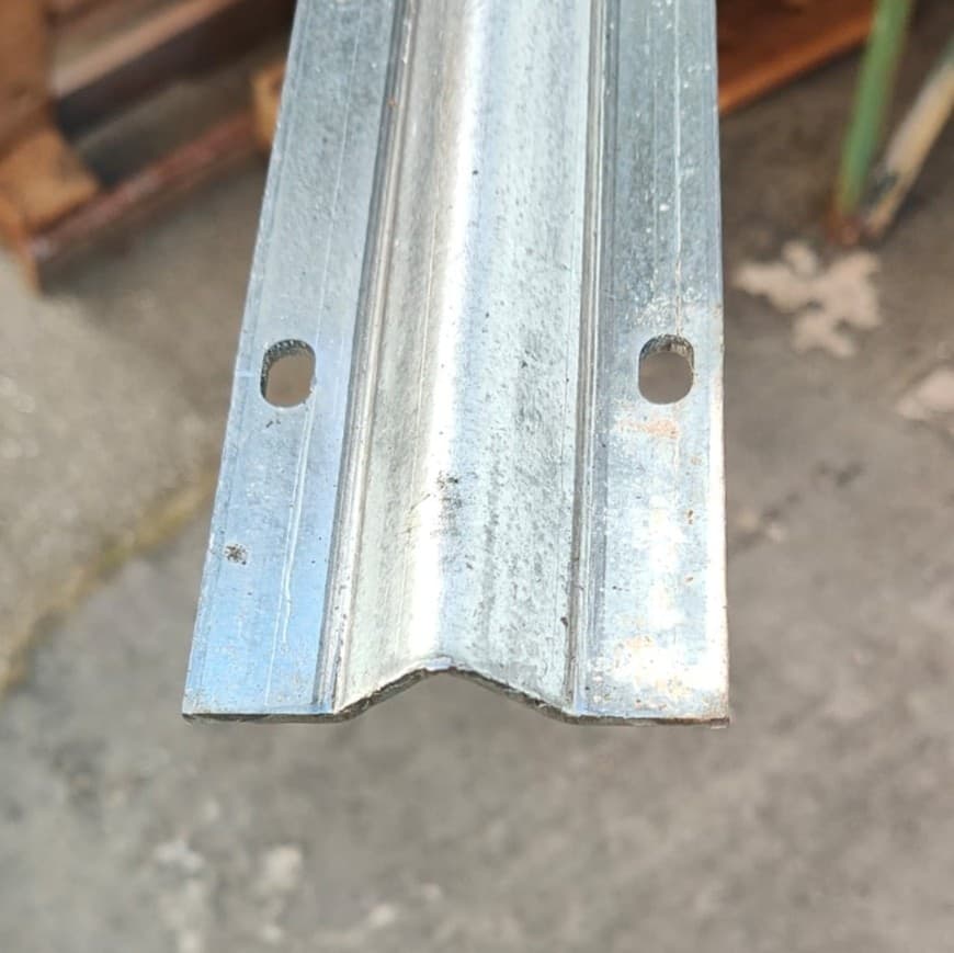 Rotaia in ferro zincato binario di lunghezza 3mt con forma a V per cancelli scorrevoli in Ferramenta per cancelli Aloiserw.com - Altomonte, commercioVirtuoso.it