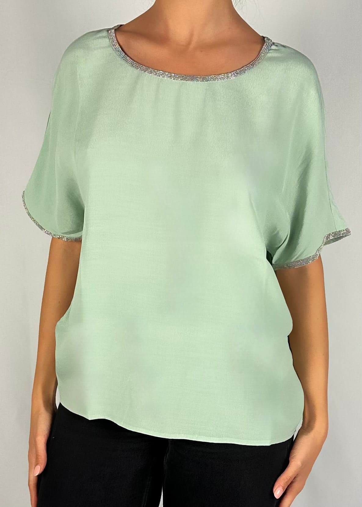 Blusa a maniche corte con rifiniture brillanti drultok verde polvere in Bluse e camicie Kanal 32 - Santa Maria di Licodia, commercioVirtuoso.it