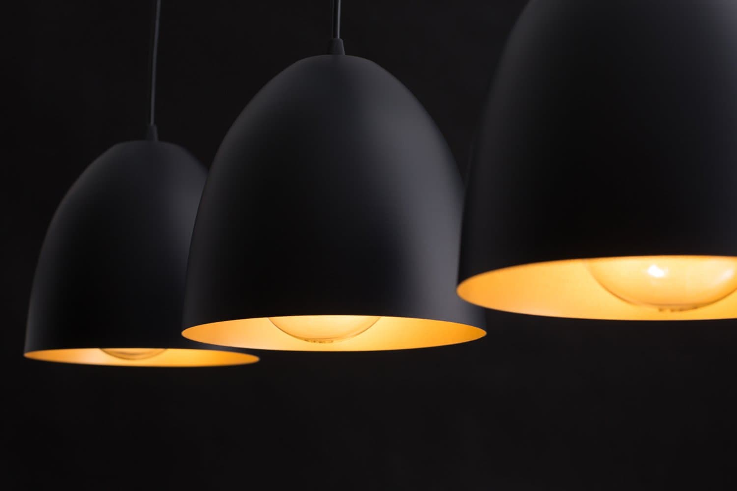 Lampadario 3 Luci Lenox In Acciaio Nero Con Cupole In Nero E Oro in Lampadari LuceArt - Montecorvino Pugliano, commercioVirtuoso.it
