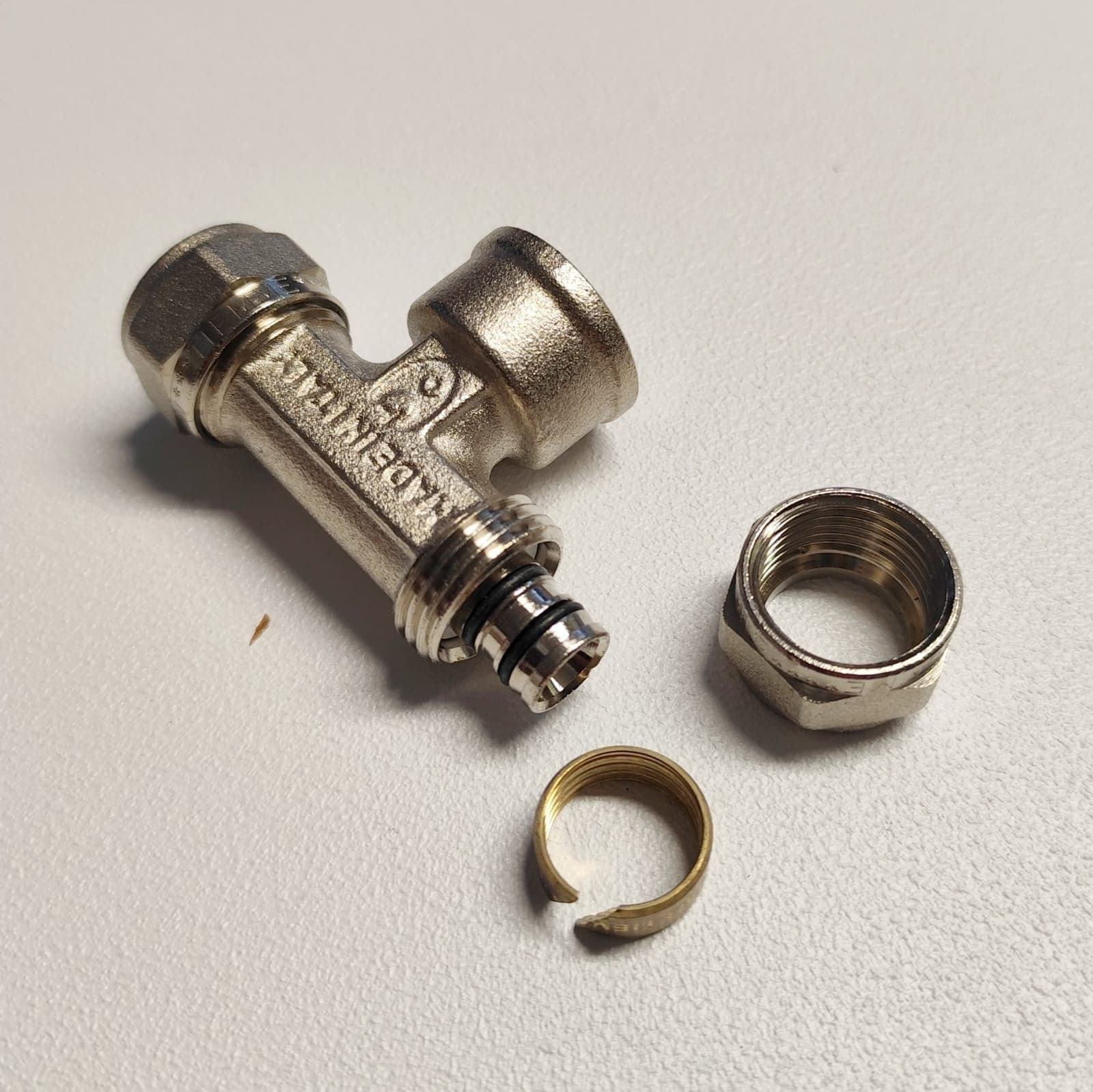 Raccordo 16 x 1/2'' x 16 a T femmina a stringere per tubo multistrato in Raccordi filettati Aloiserw.com - Altomonte, commercioVirtuoso.it