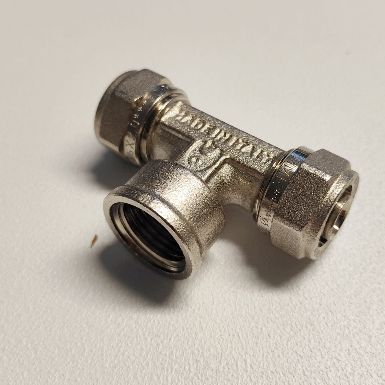 Raccordo 16 x 1/2'' x 16 a T femmina a stringere per tubo multistrato in Raccordi filettati Aloiserw.com - Altomonte, commercioVirtuoso.it
