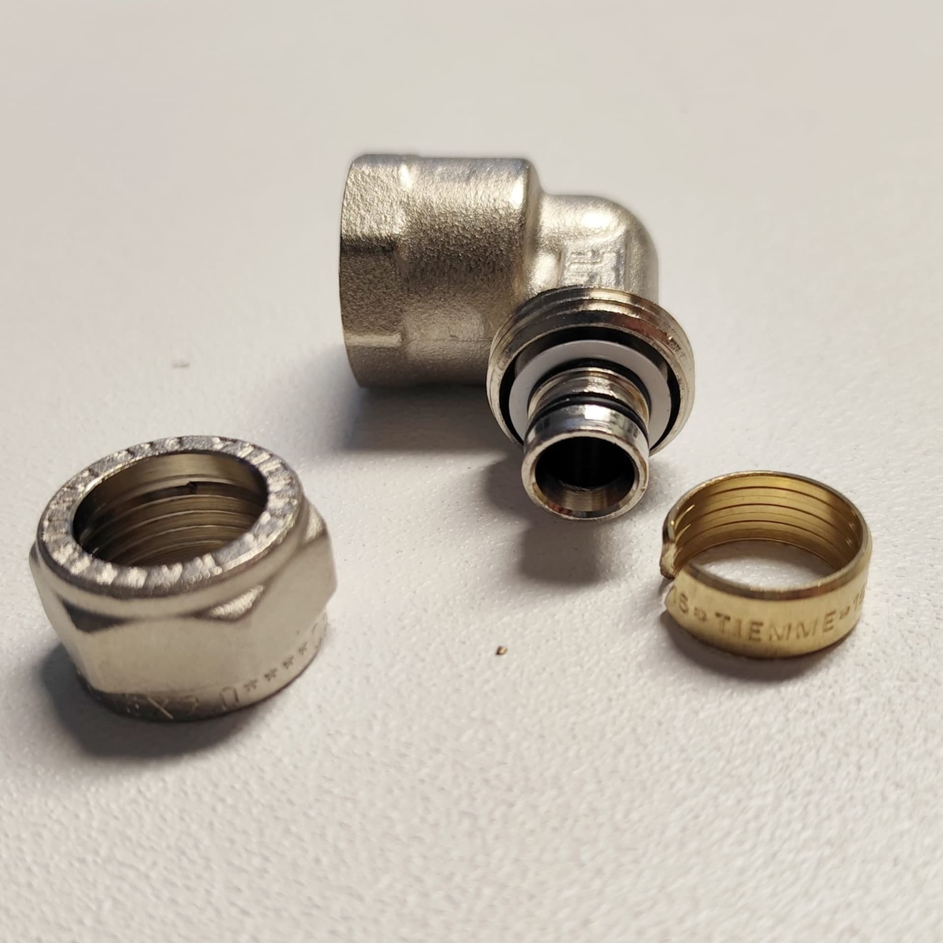 Raccordo 26x3/4'' curvo gomito F femmina a stringere per tubo multistrato in Adattatori Aloiserw.com - Altomonte, commercioVirtuoso.it