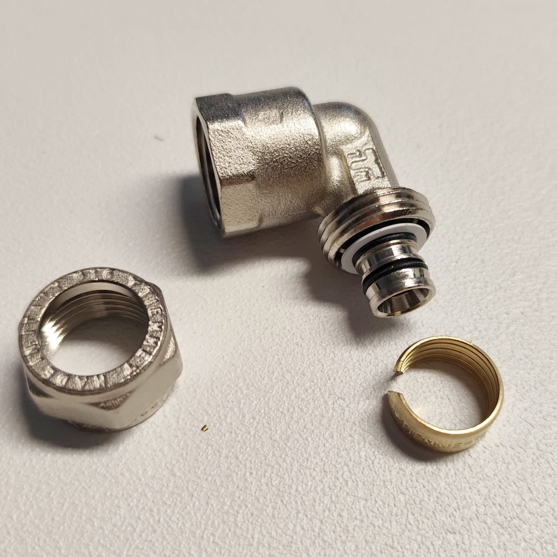Raccordo 16x1/2'' curvo gomito F femmina a stringere per tubo multistrato in Raccordi a compressione Aloiserw.com - Altomonte, commercioVirtuoso.it