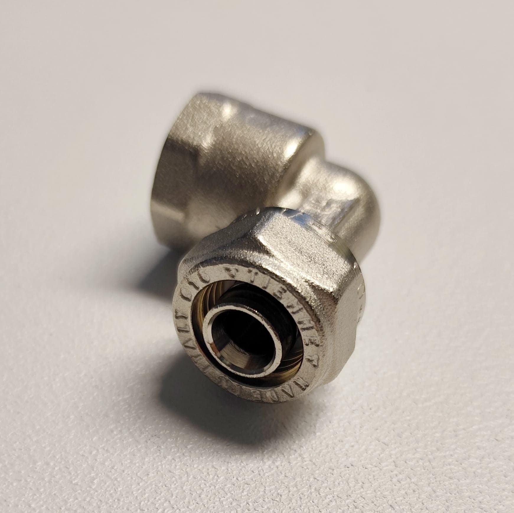 Raccordo 16x1/2'' curvo gomito F femmina a stringere per tubo multistrato in Raccordi a compressione Aloiserw.com - Altomonte, commercioVirtuoso.it