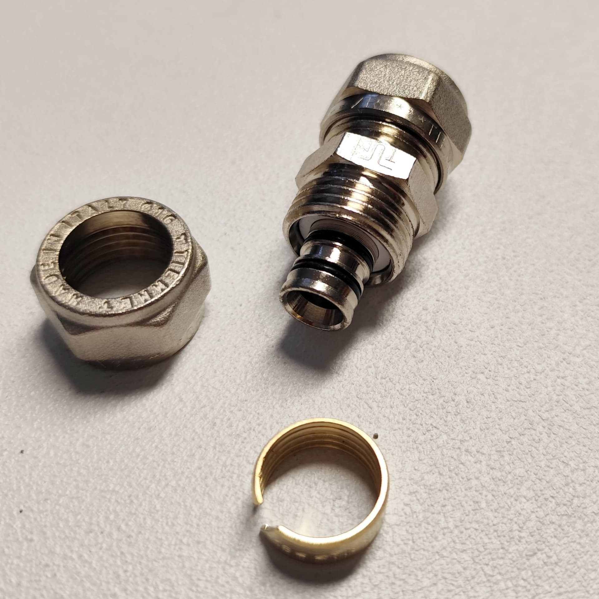 Raccordo 20x20mm diritto doppio manicotto a stringere per tubo multistrato in Maschi a vite Aloiserw.com - Altomonte, commercioVirtuoso.it