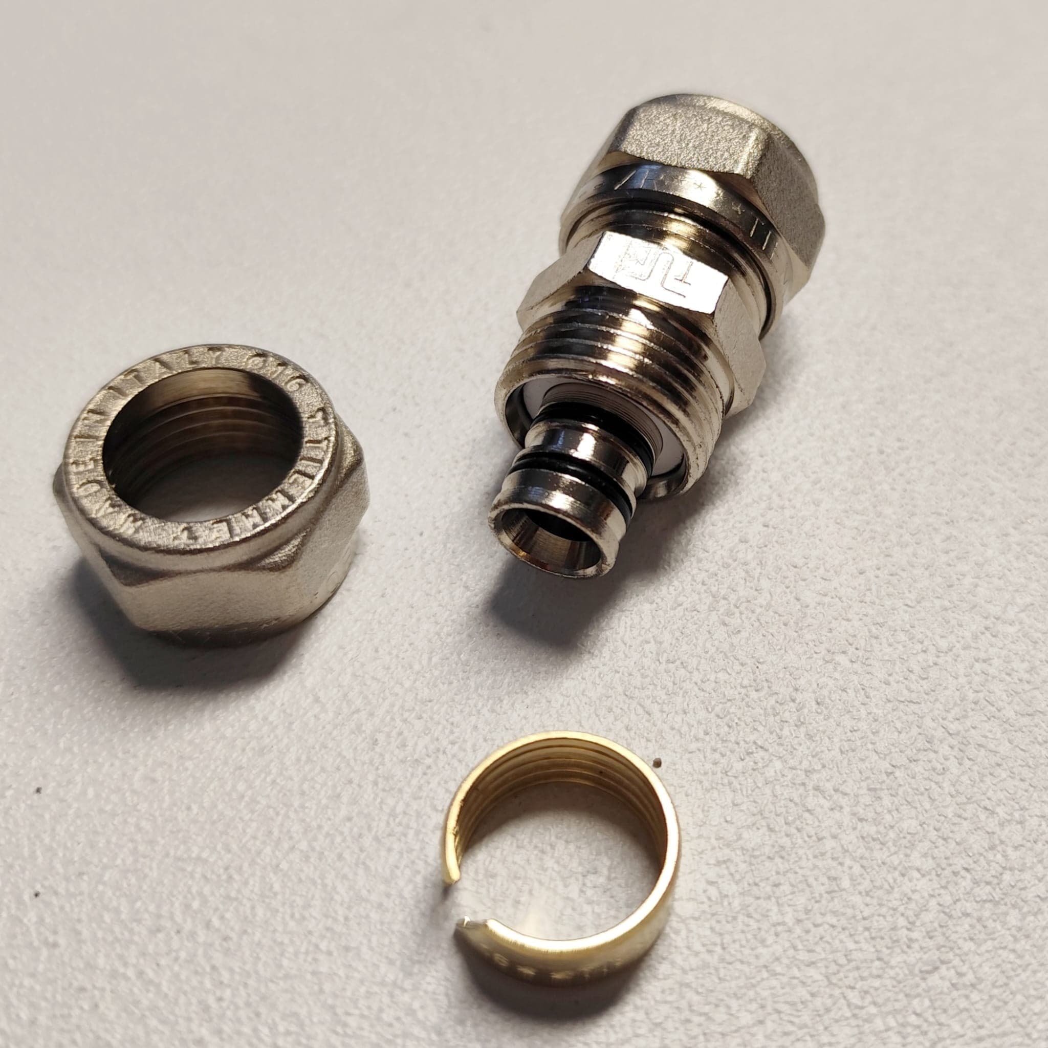 Raccordo 20x20mm diritto doppio manicotto a stringere per tubo multistrato in Maschi a vite Aloiserw.com - Altomonte, commercioVirtuoso.it