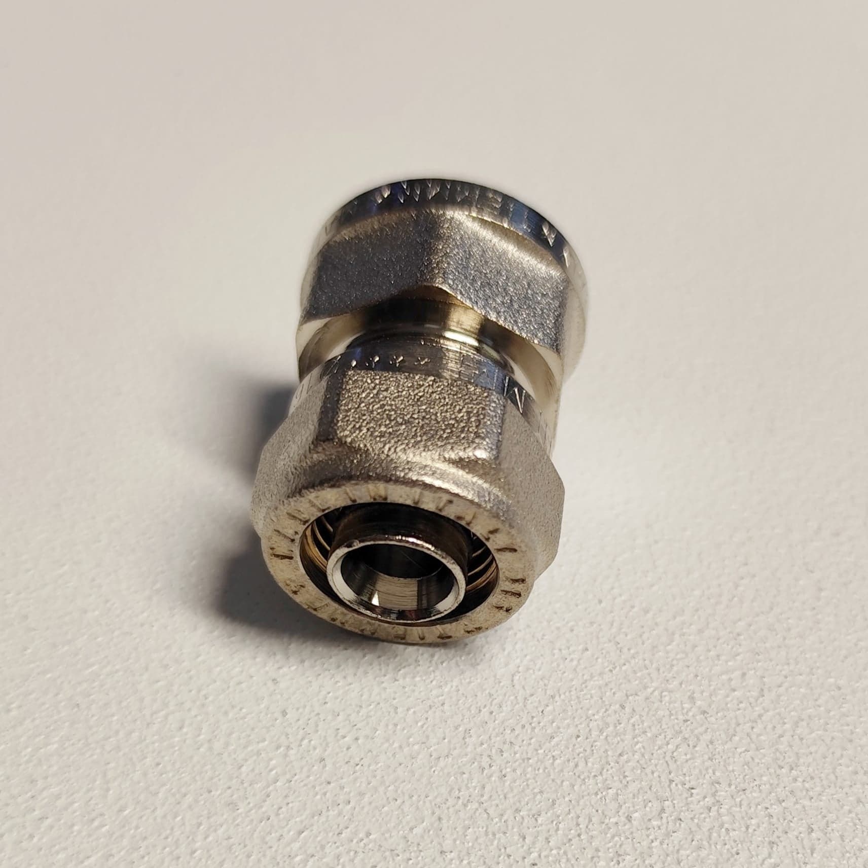 Raccordo 20x1/2'' diritto F femmina a stringere per tubo multistrato in Regolatori di pressione Aloiserw.com - Altomonte, commercioVirtuoso.it