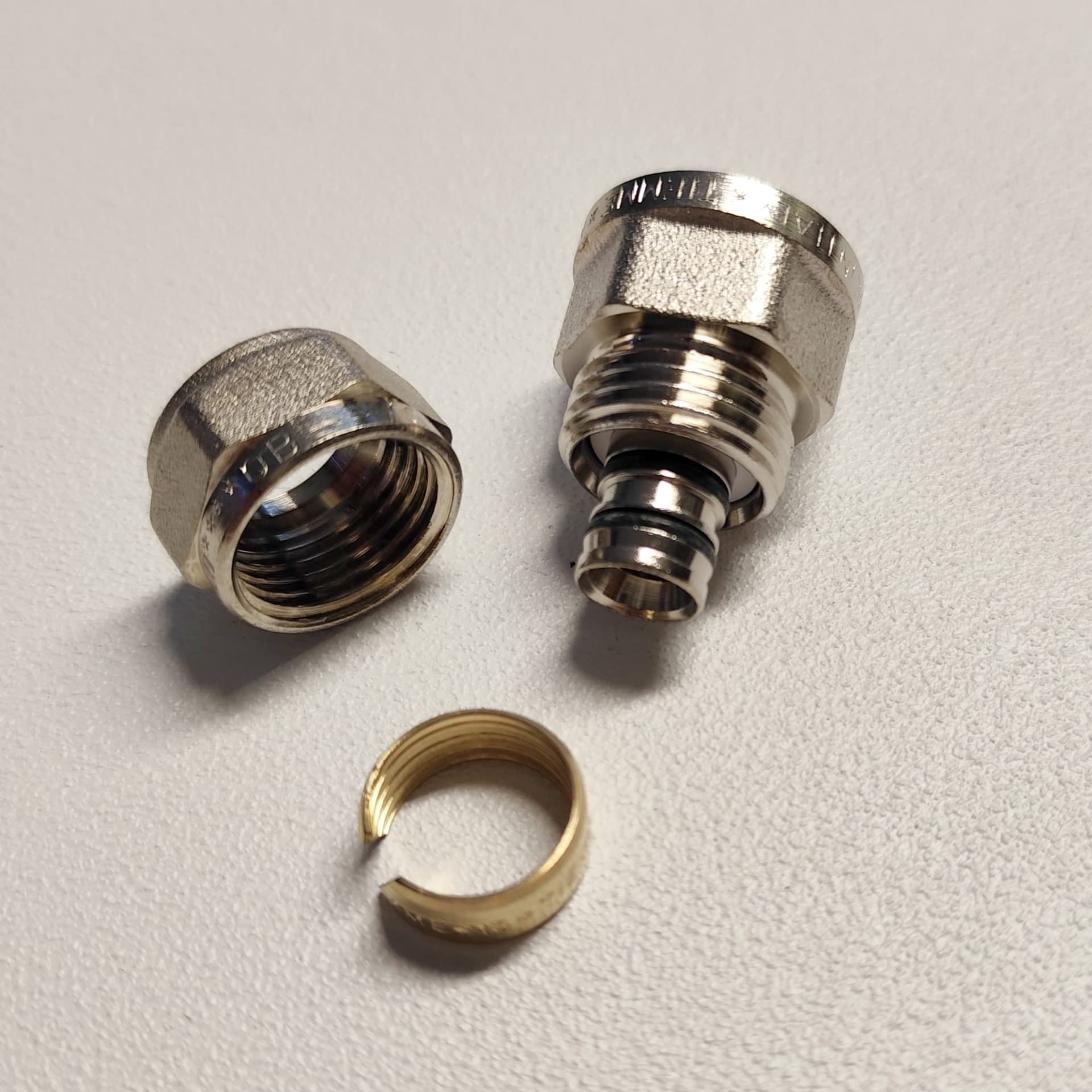 Raccordo 16x3/4'' diritto F femmina a stringere per tubo multistrato in  Aloiserw.com - Altomonte, commercioVirtuoso.it