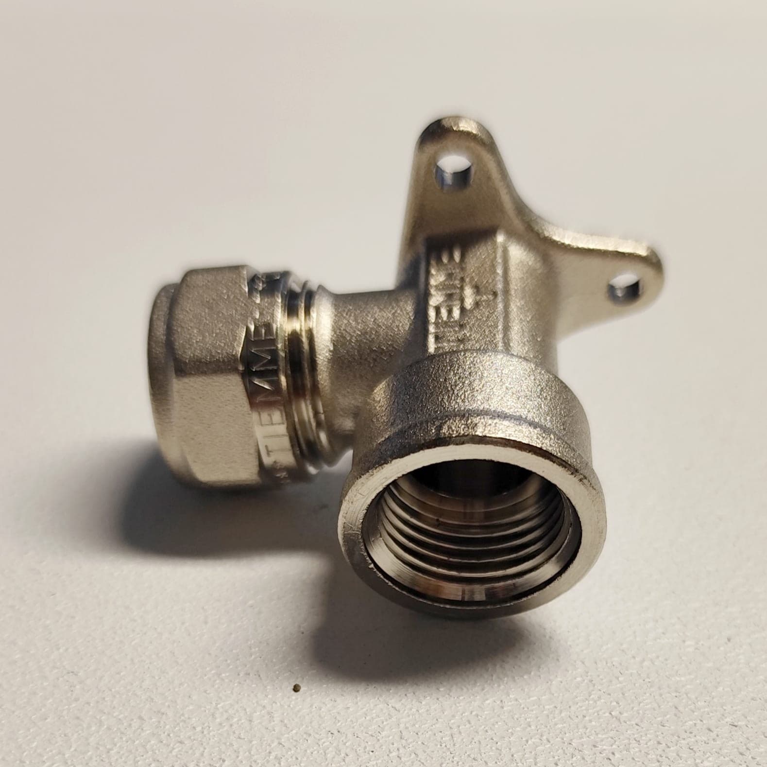 Raccordo curvo F femmina flangiato a stringere per tubo multistrato in  Aloiserw.com - Altomonte, commercioVirtuoso.it