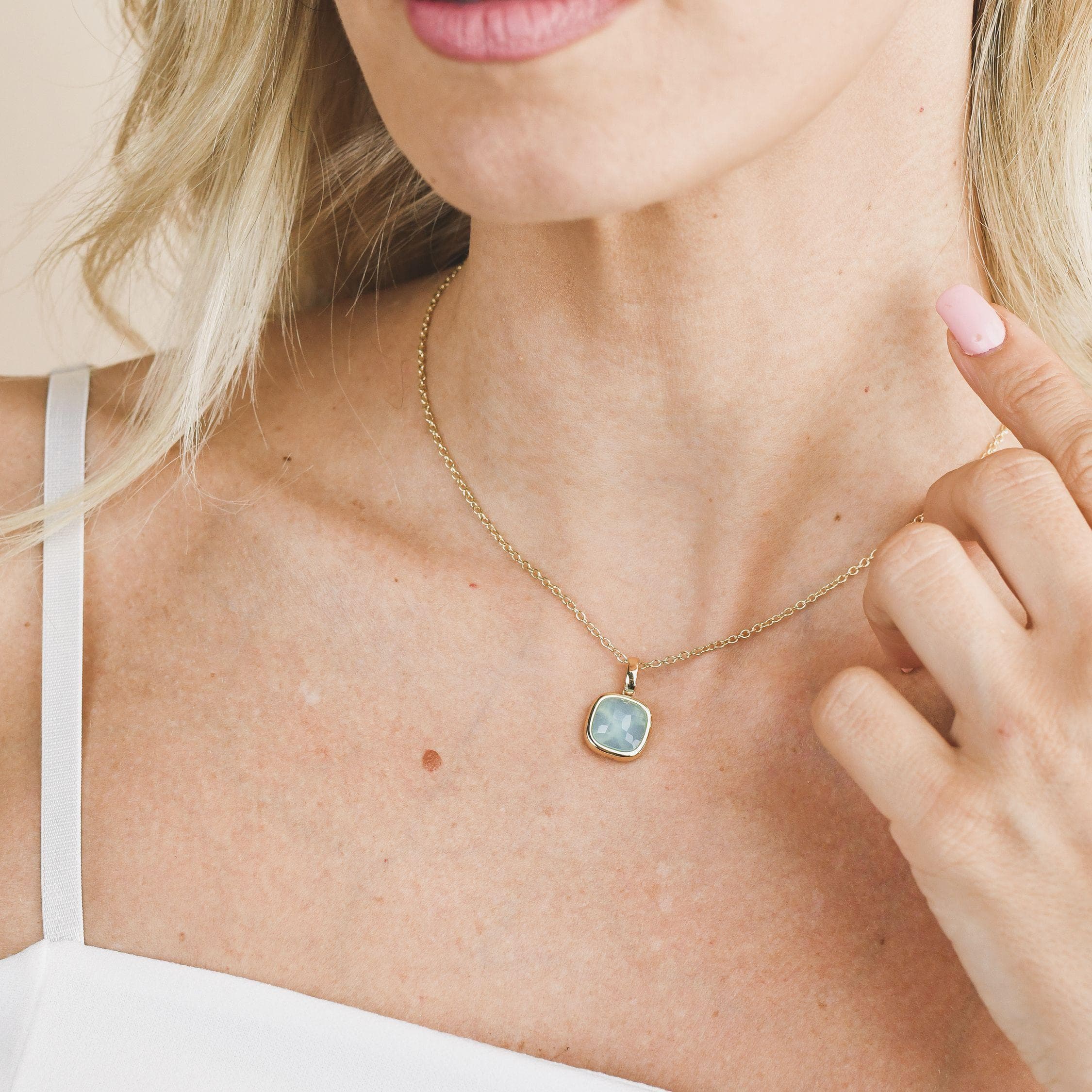 Boccadamo - Collana placcata oro giallo con pendente di cristallo medio azzurro lattiginoso