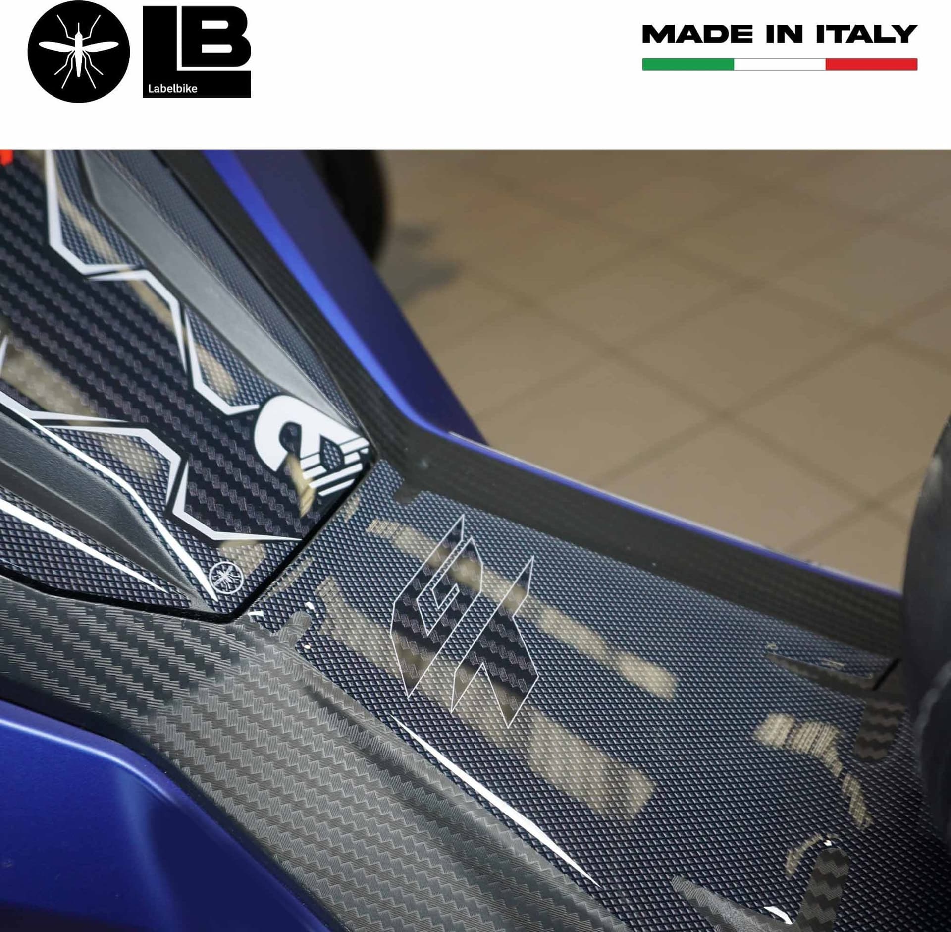 Adesivi 3D protezione pedana e sportello compatibili con Aprilia SR GT 125 e 200 in Decalcomanie adesivi e magneti LabelBike - Bibbiano, commercioVirtuoso.it
