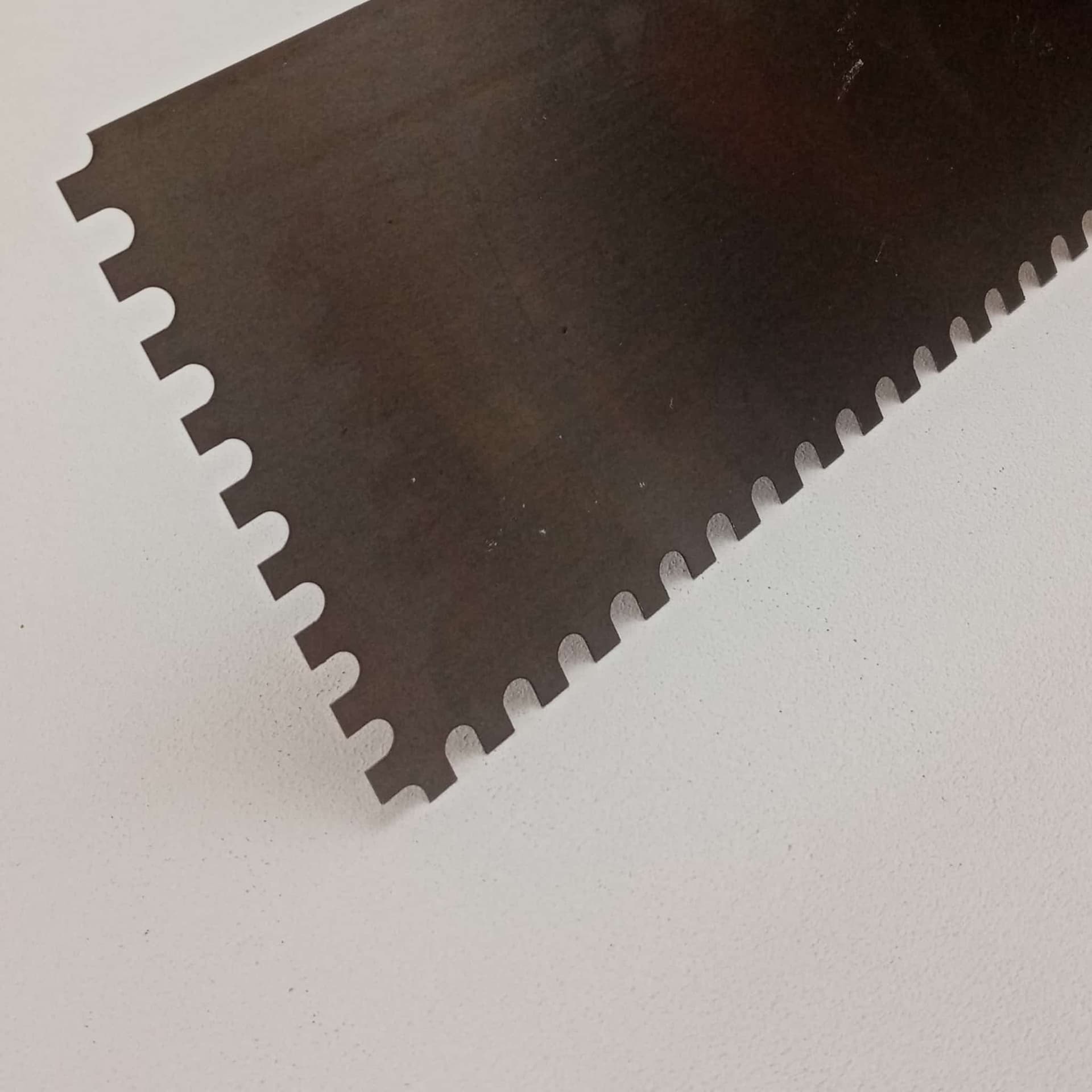 Australian 28x12cm dente 5x7mm destro frattone frattazzo dentato in ferro per colla in Cazzuole di finitura Aloiserw.com - Altomonte, commercioVirtuoso.it