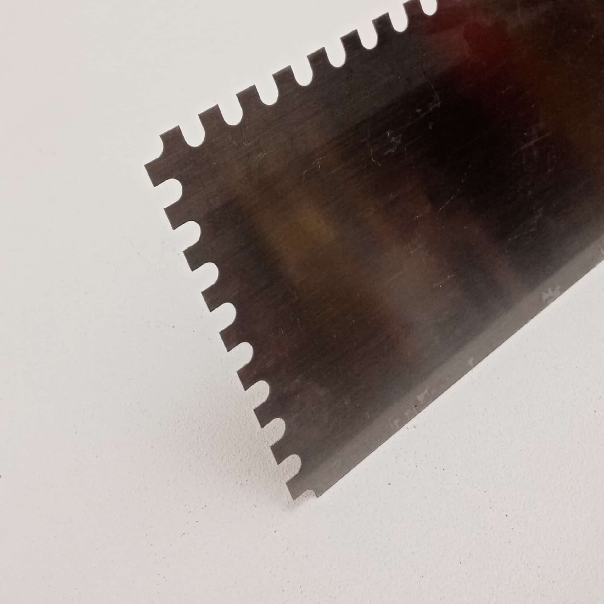Australian 28x12cm dente 5x7mm sinistro frattone frattazzo dentato in ferro per colla in Cazzuole di finitura Aloiserw.com - Altomonte, commercioVirtuoso.it