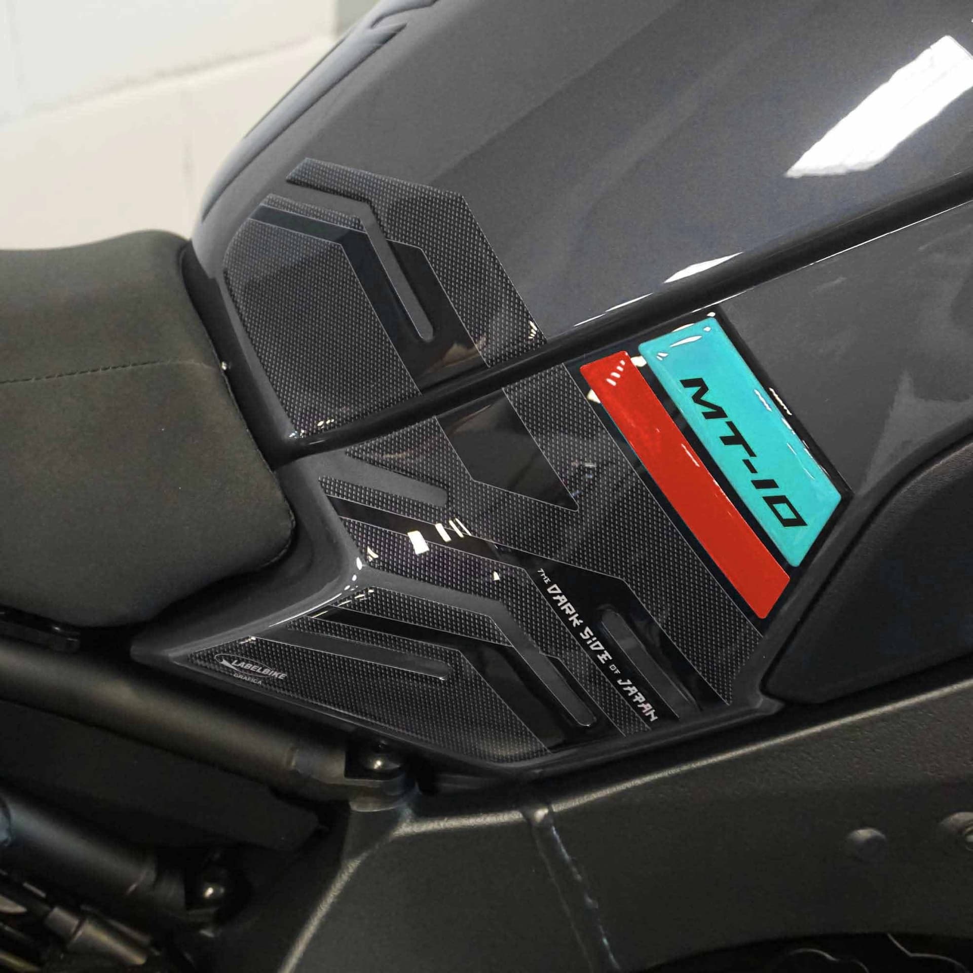 Adesivi 3D protezioni laterali serbatoio compatibili con Yamaha MT-10 SP 2022-23 in Decalcomanie adesivi e magneti LabelBike - Bibbiano, commercioVirtuoso.it
