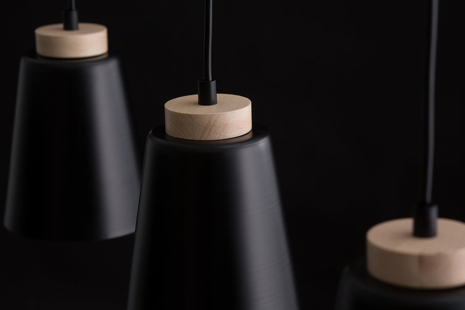 Sospensione 1 Luce Bolero A Cono In Acciaio Nero E Legno Naturale in Lampade a sospensione LuceArt - Montecorvino Pugliano, commercioVirtuoso.it