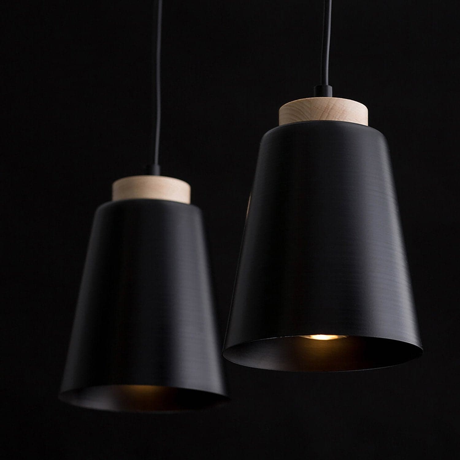 Lampadario 2 Luci Bolero Con Paralumi A Cono In Acciaio Nero E Legno Naturale in Lampade a sospensione LuceArt - Montecorvino Pugliano, commercioVirtuoso.it