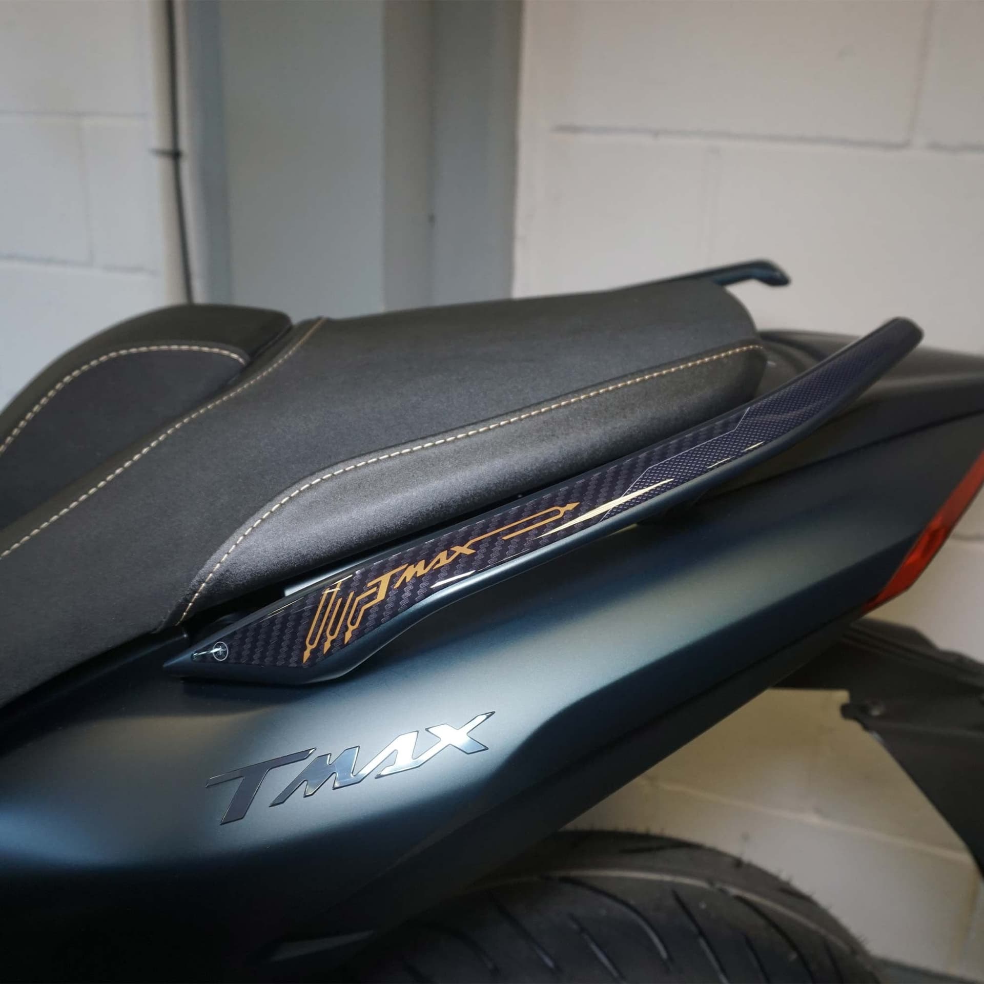 Adesivi 3D Protezione maniglie senza bauletto compatibili con Yamaha Tmax 2022-5 in Decalcomanie adesivi e magneti LabelBike - Bibbiano, commercioVirtuoso.it
