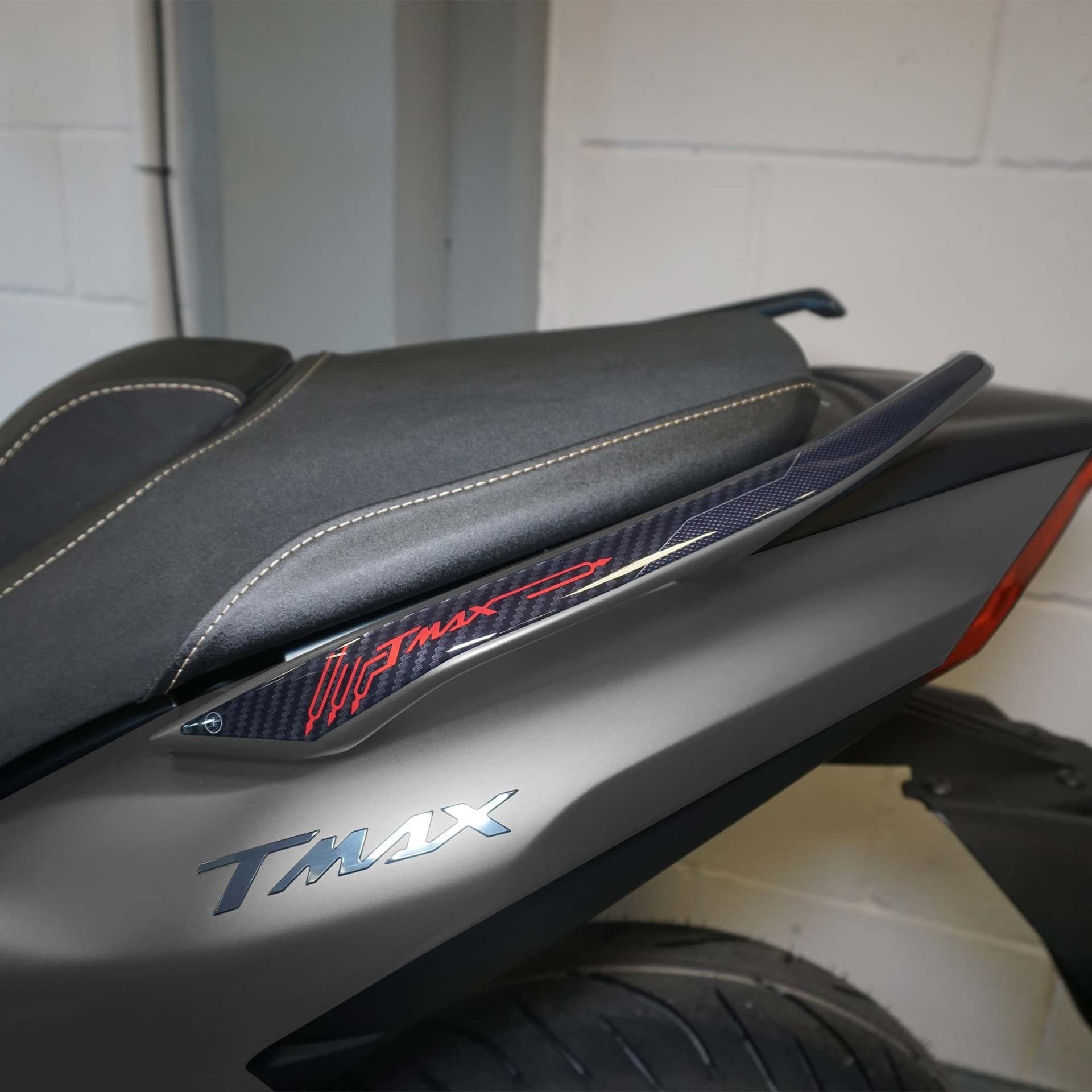 Adesivi 3D Protezione maniglie senza bauletto compatibili con Yamaha Tmax 2022-5 in Decalcomanie adesivi e magneti LabelBike - Bibbiano, commercioVirtuoso.it