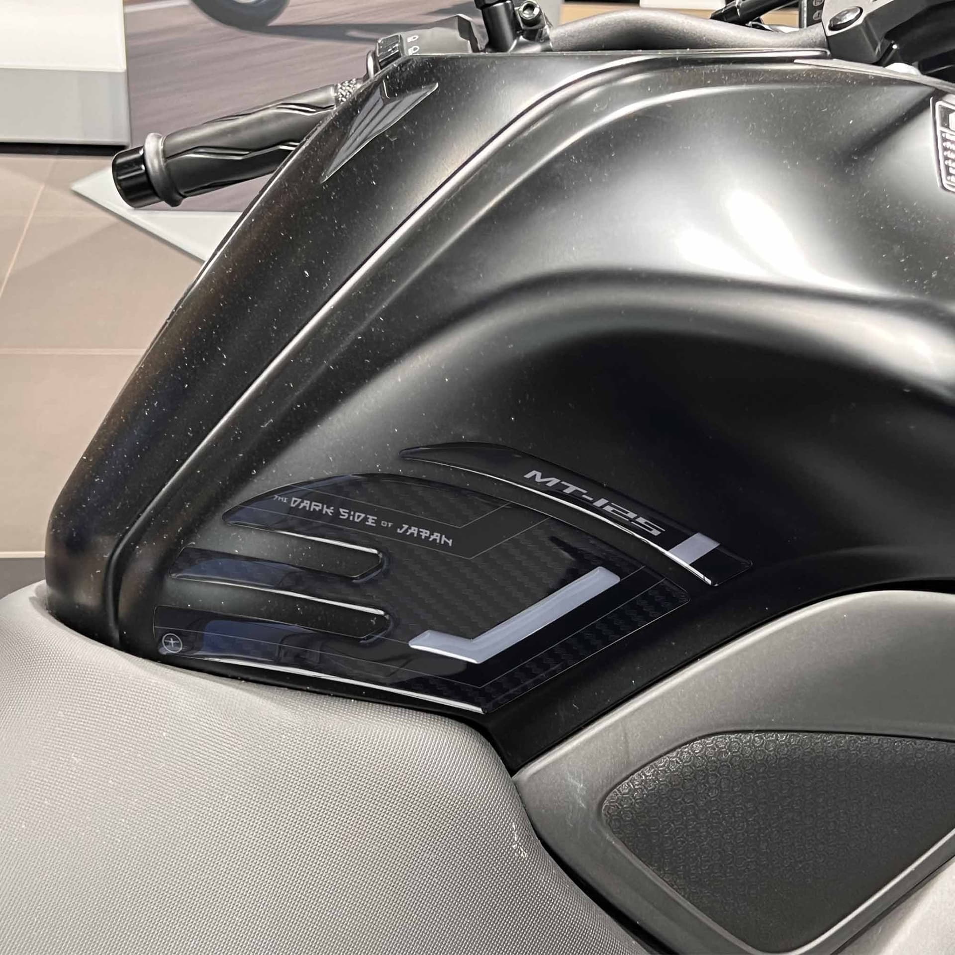 Adesivi 3D Protezioni Laterali serbatoio compatibili con Yamaha Mt125 2020-2023 in Decalcomanie adesivi e magneti LabelBike - Bibbiano, commercioVirtuoso.it